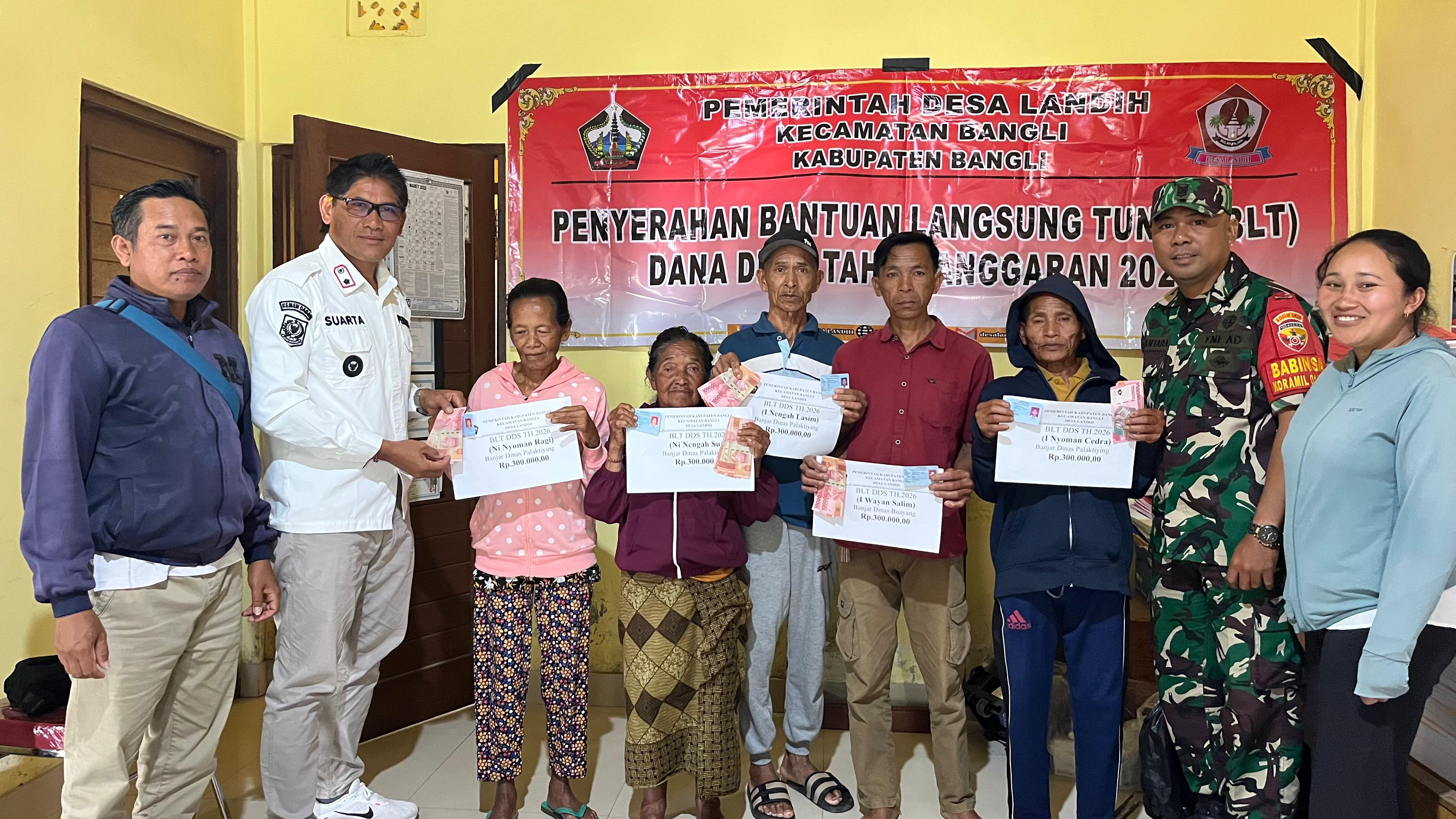 Babinsa Landih Dampingi Penyaluran