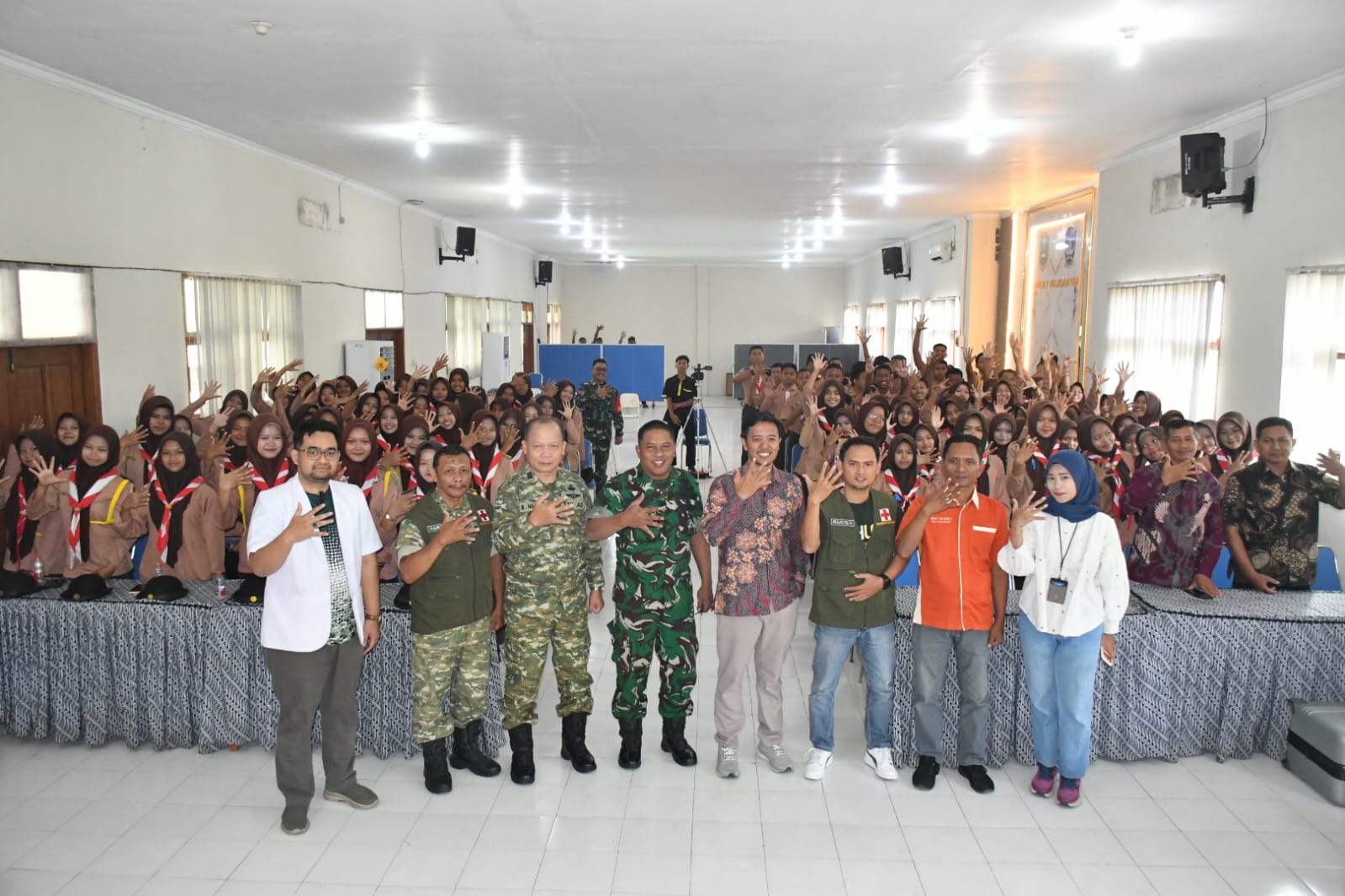 Kodim 0815/Mojokerto Bersama Denkesyah Bekali Siswa