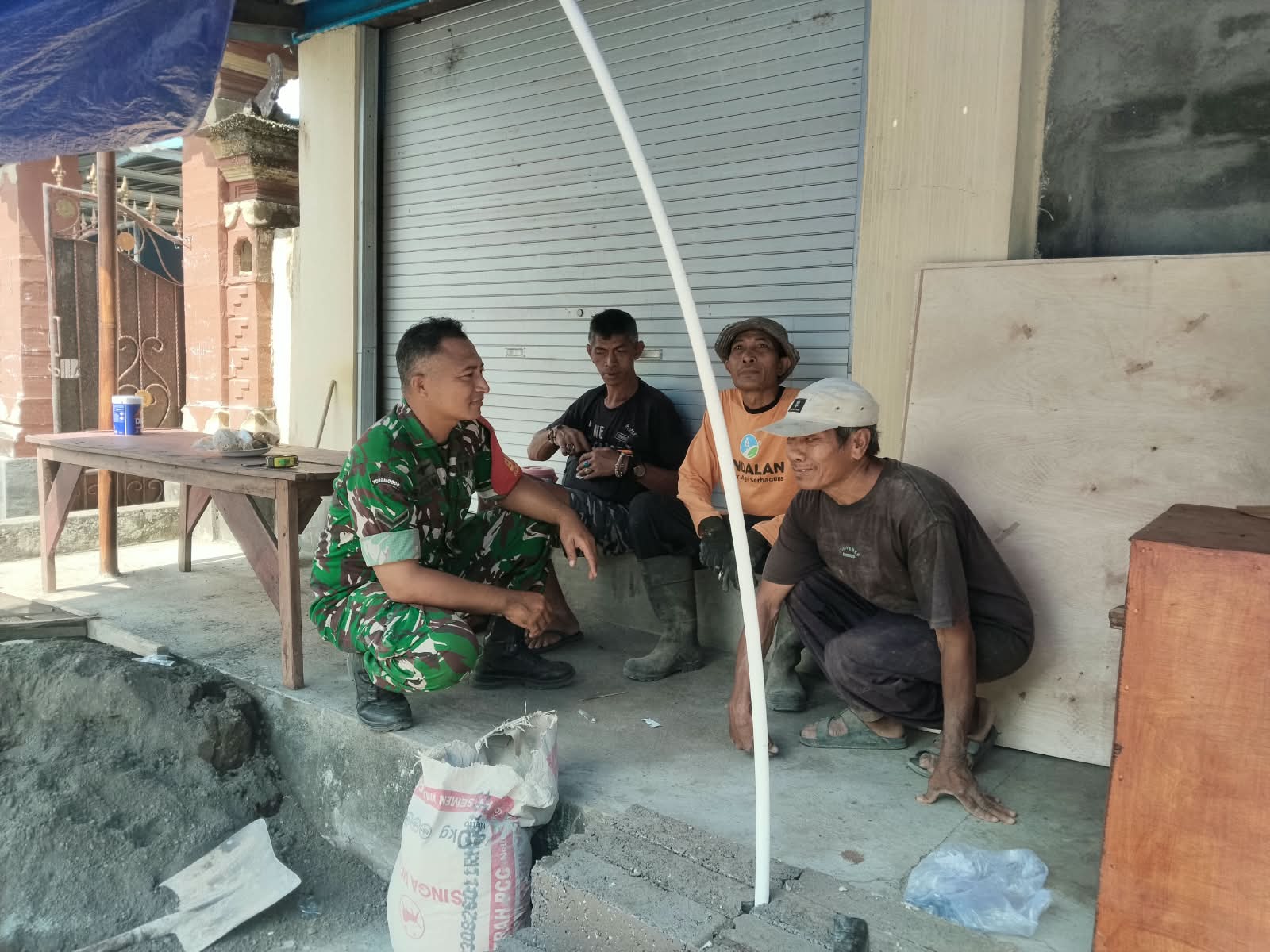 BABINSA TEMBUKU LAKSANAKAN KOMSOS BERSAMA WARGA