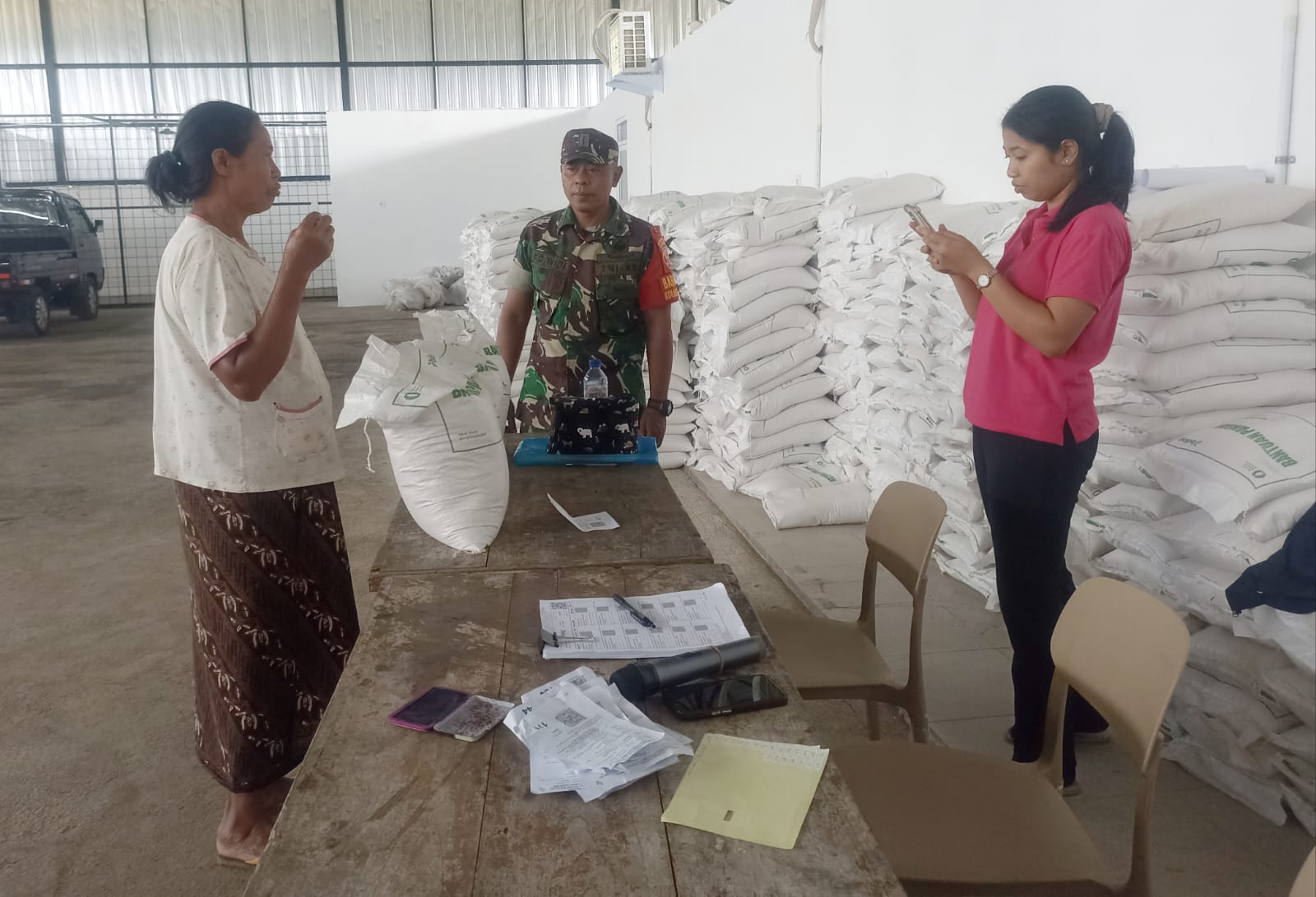 BABINSA BANGBANG DAMPINGI PENYALURAN