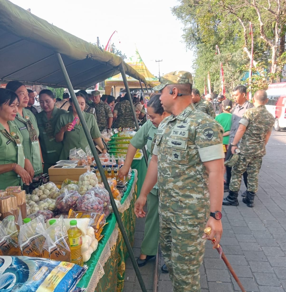 Dandim 1626/Bangli Turut Semarakkan Bazar Murah