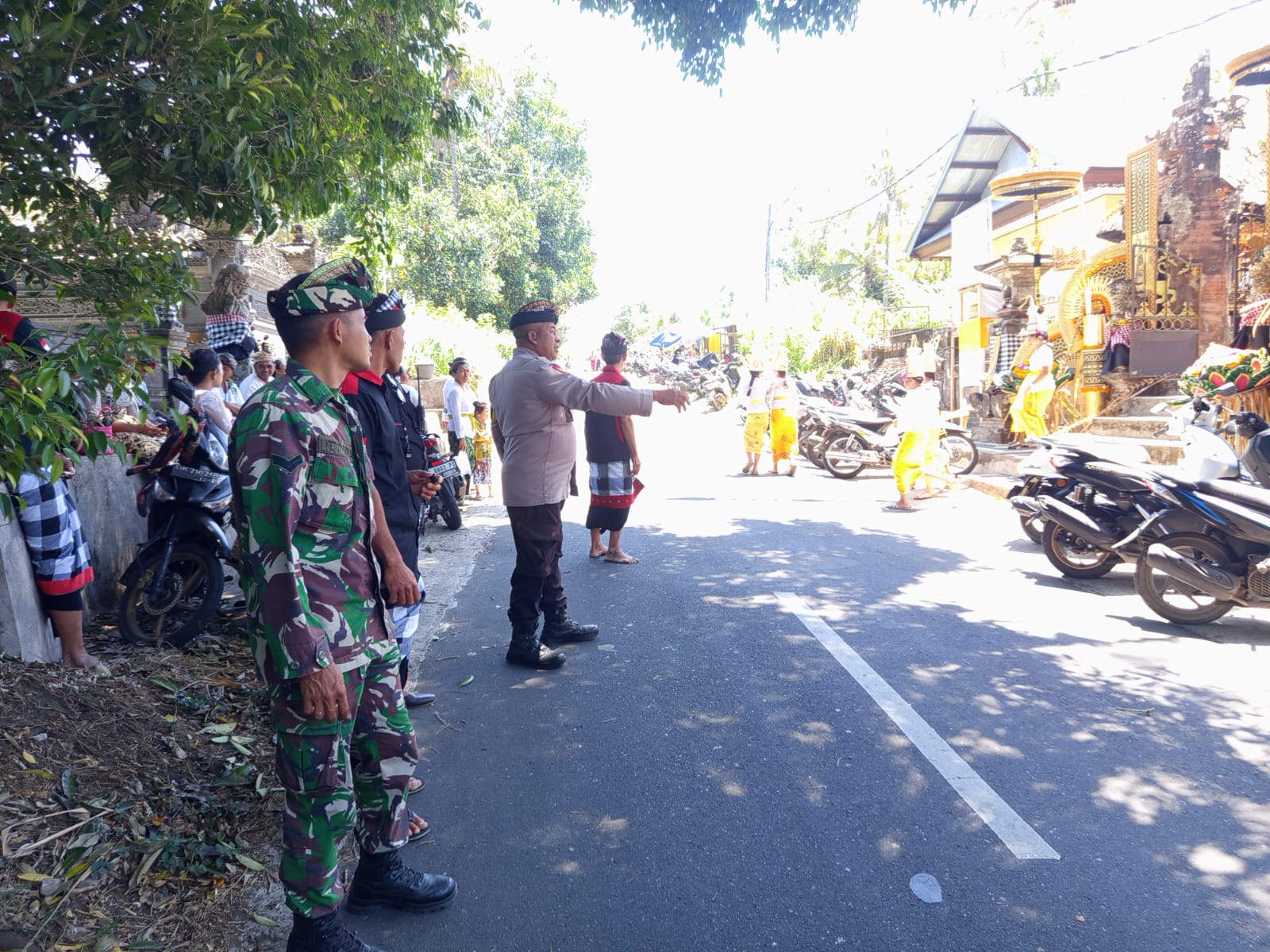 BABINSA PENGLUMBARAN LAKSANAKAN PEMANTAUAN DAN PENGAMANAN