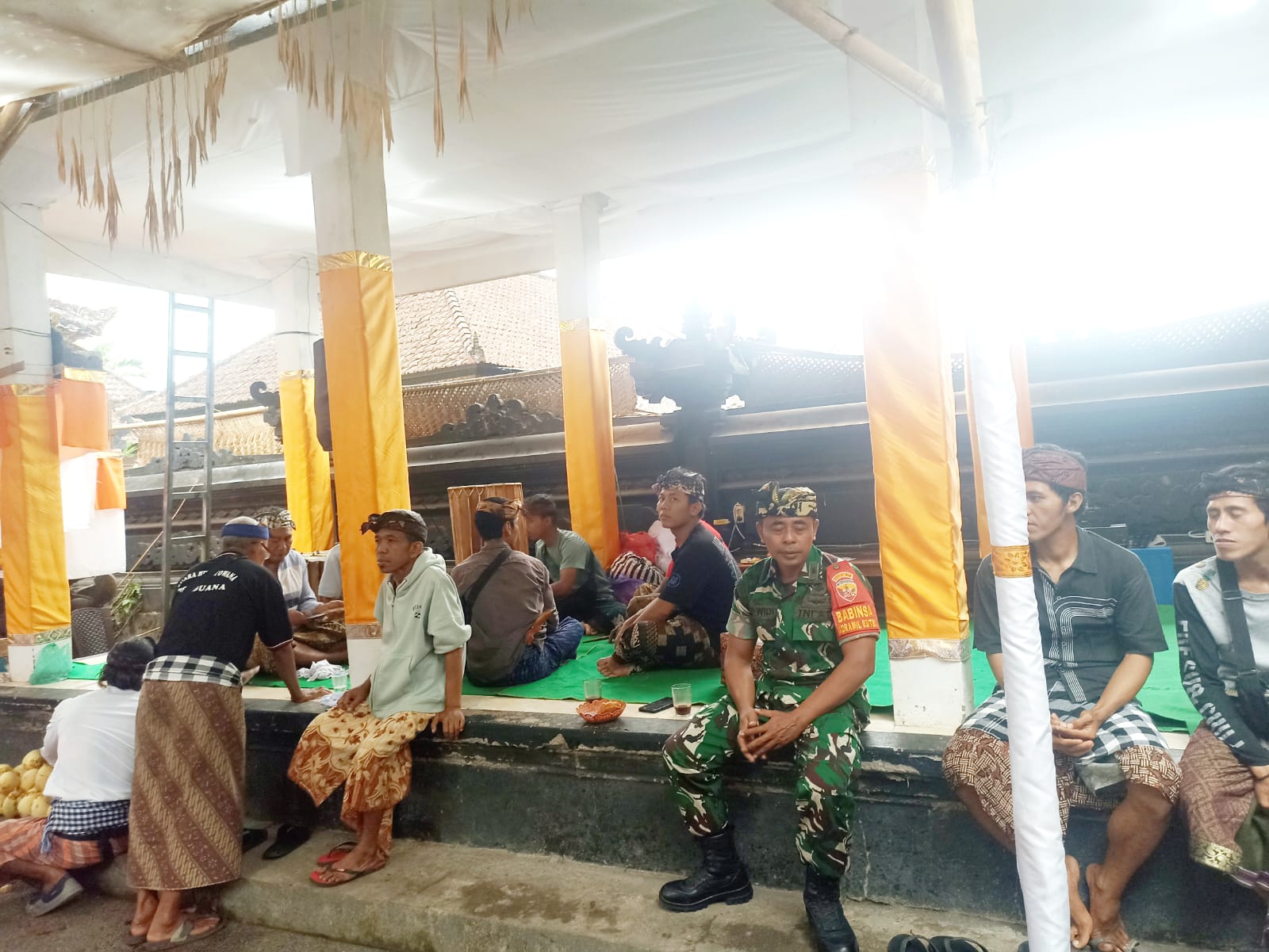 Babinsa Bangbang Komsos Dengan Tokoh Adat