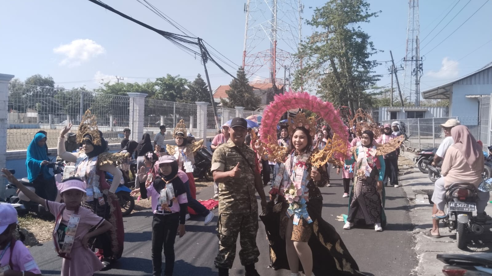 Babinsa Hadir Jaga Tradisi Dan Kebersamaan Warga