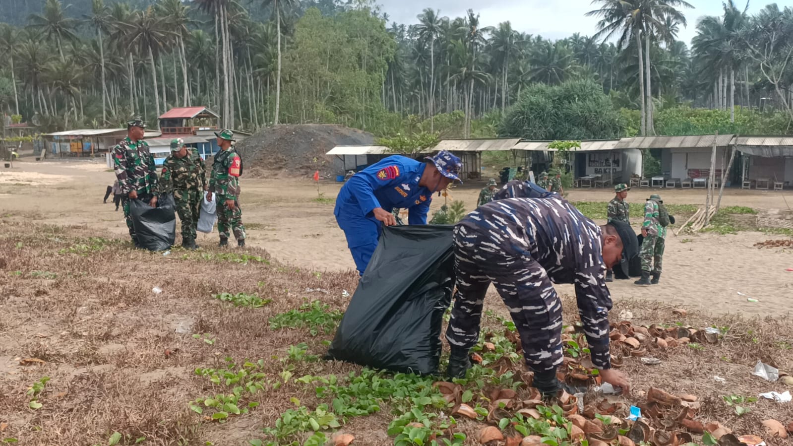 Tangan Prajurit Bersama Warga Bersatu Bersihkan Pantai