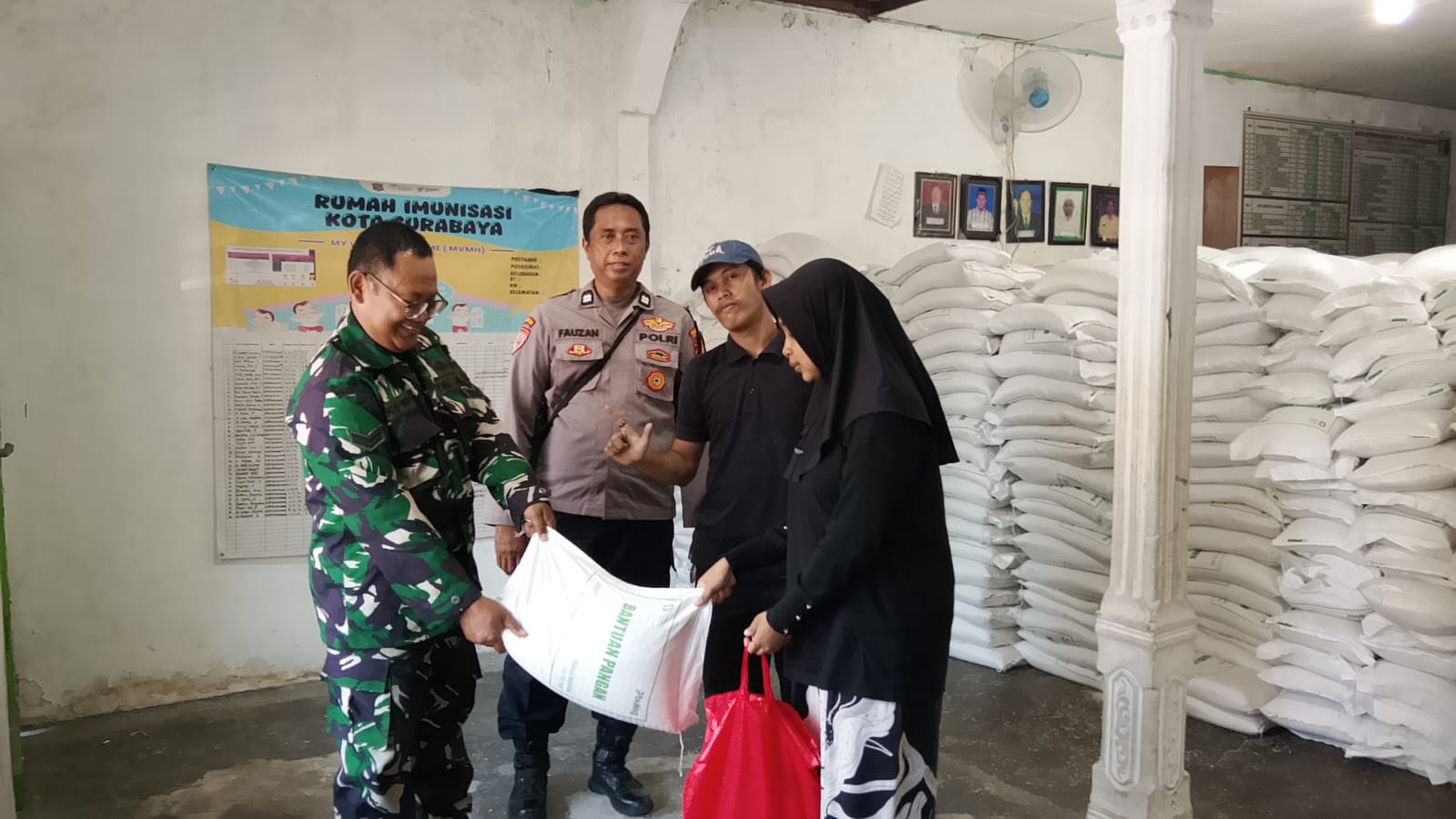 Babinsa Gundih Kawal Penyaluran