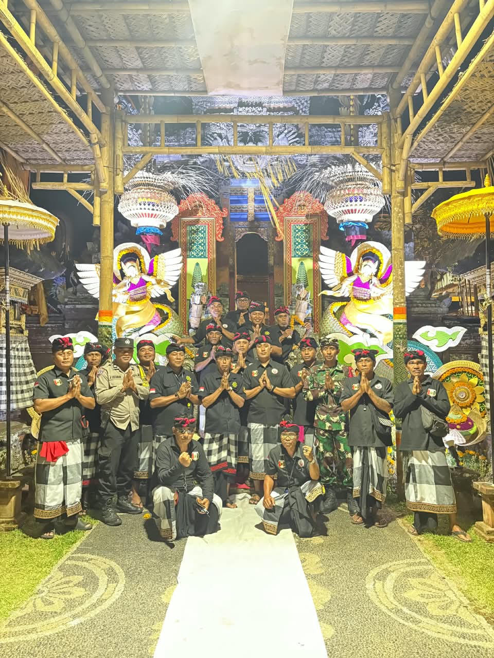 BABINSA TAMANBALI BANTU ATUR LALU LINTAS