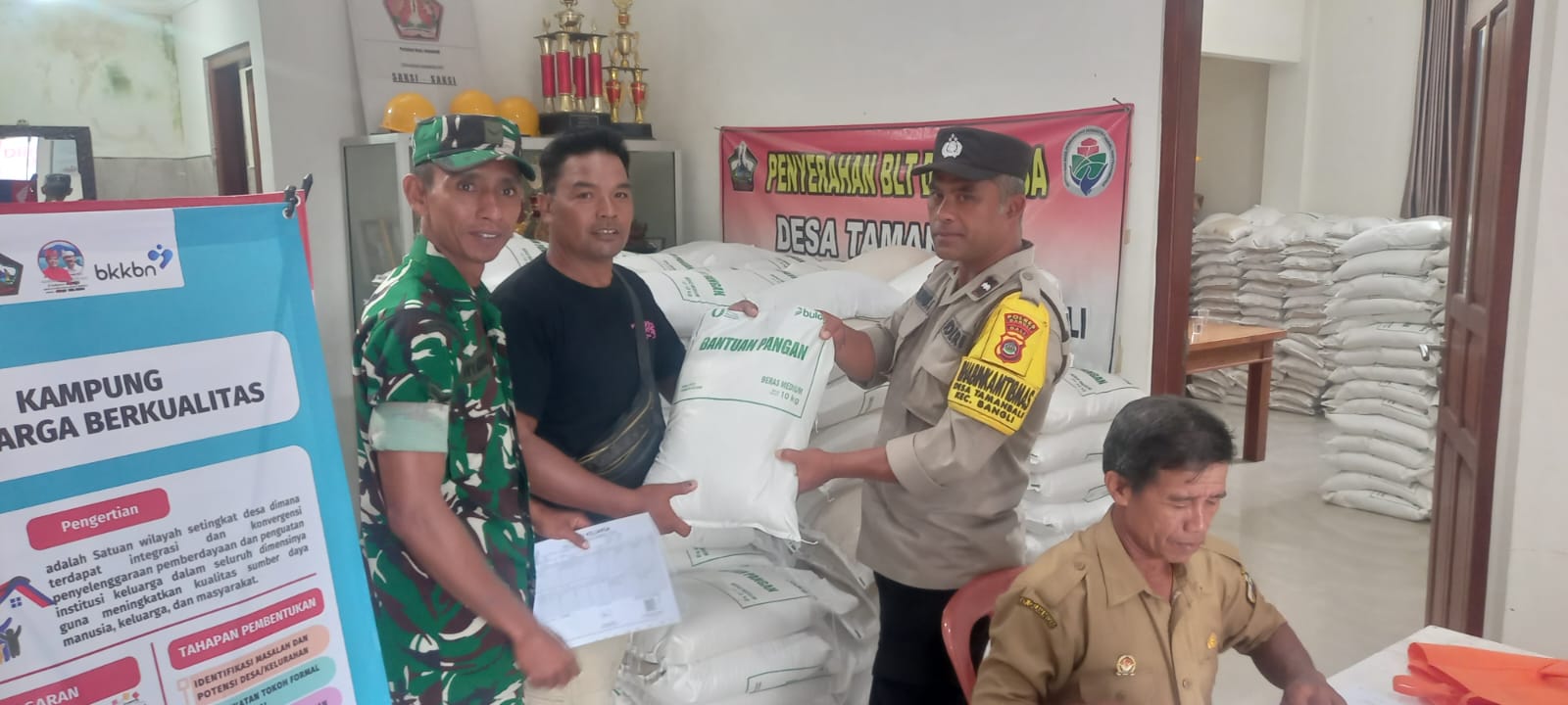 Babinsa Tamanbali Dampingi Penyaluran