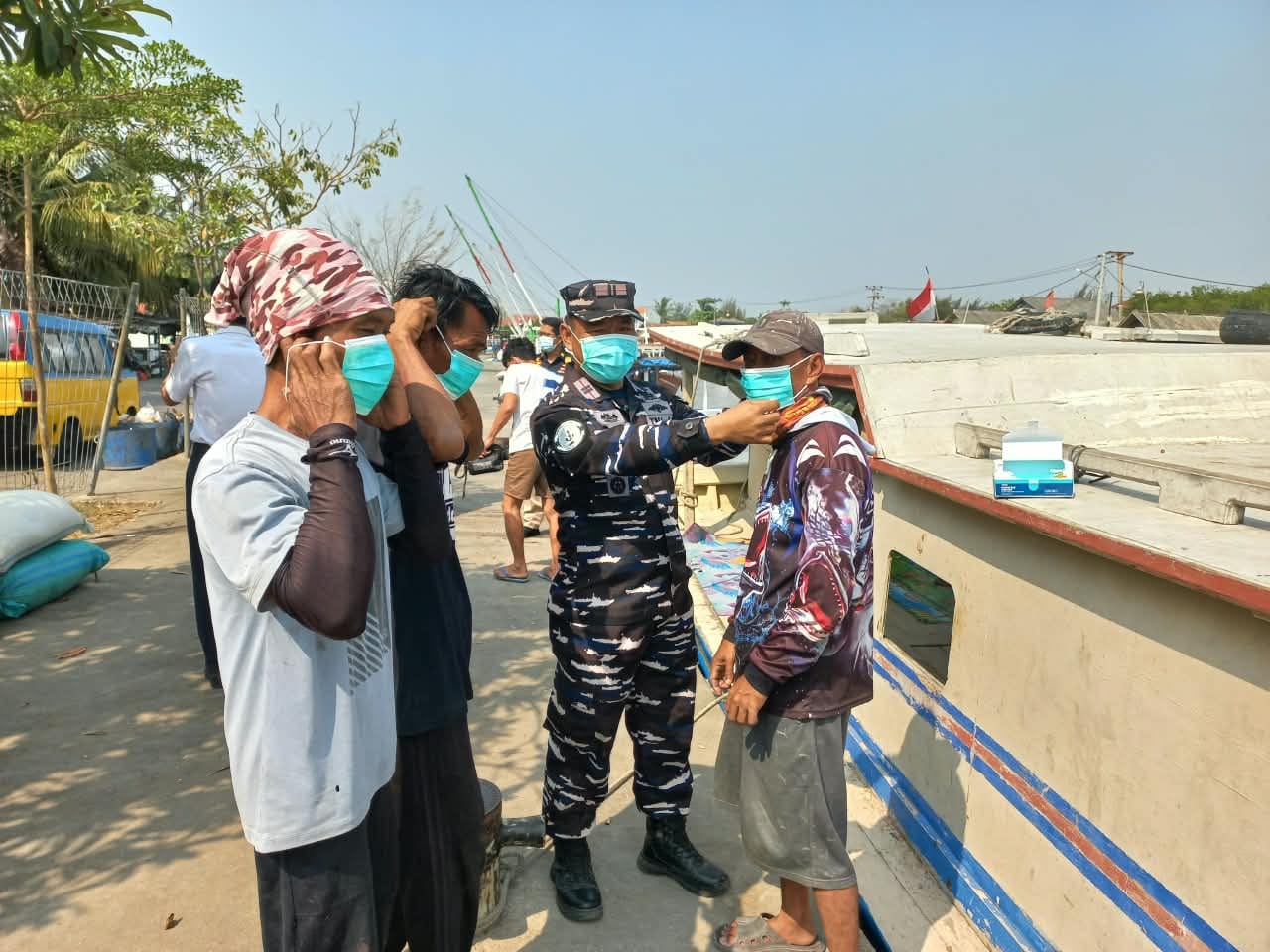 TNI AL BAGIKAN MASKER DAN EDUKASI WARGA