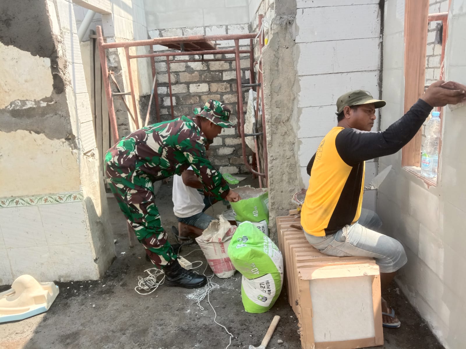 Babinsa Benowo Berjibaku Rehab Rumah Warga