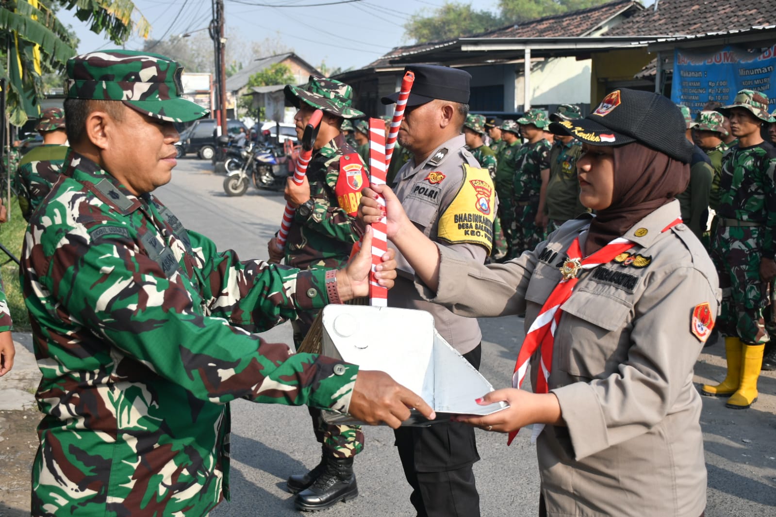 TNI Bersama Warga Tangunan Hidupkan Semangat