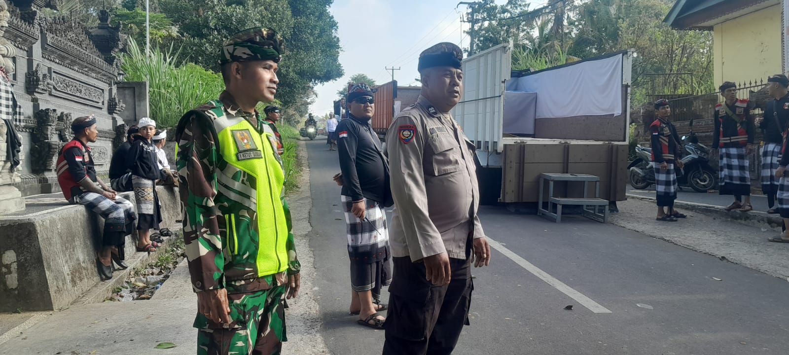 Babinsa Penglumbaran Amankan Upacara