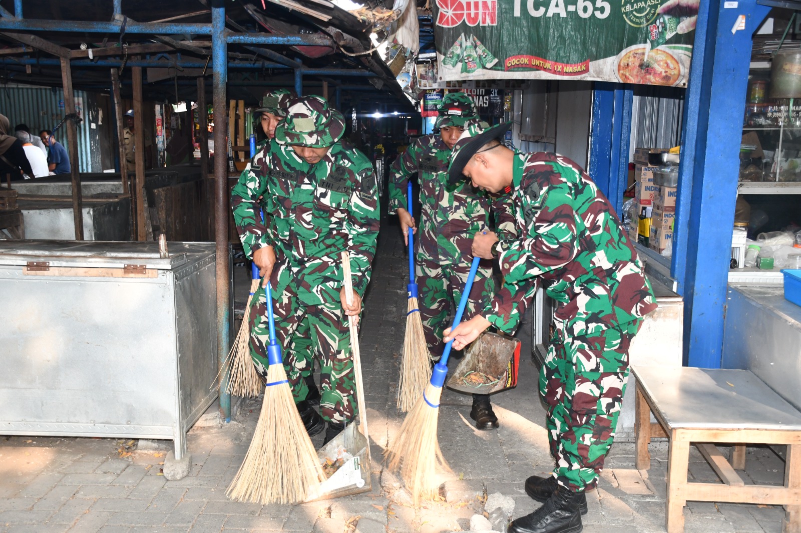 TNI Bersih-Bersih Pasar