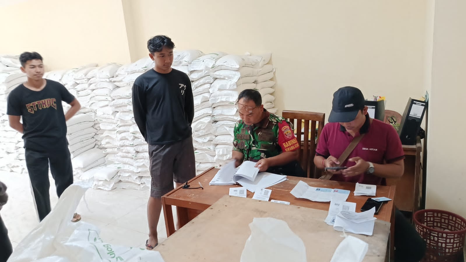 Babinsa Apuan Lakukan Pemantauan Dan Pengamanan