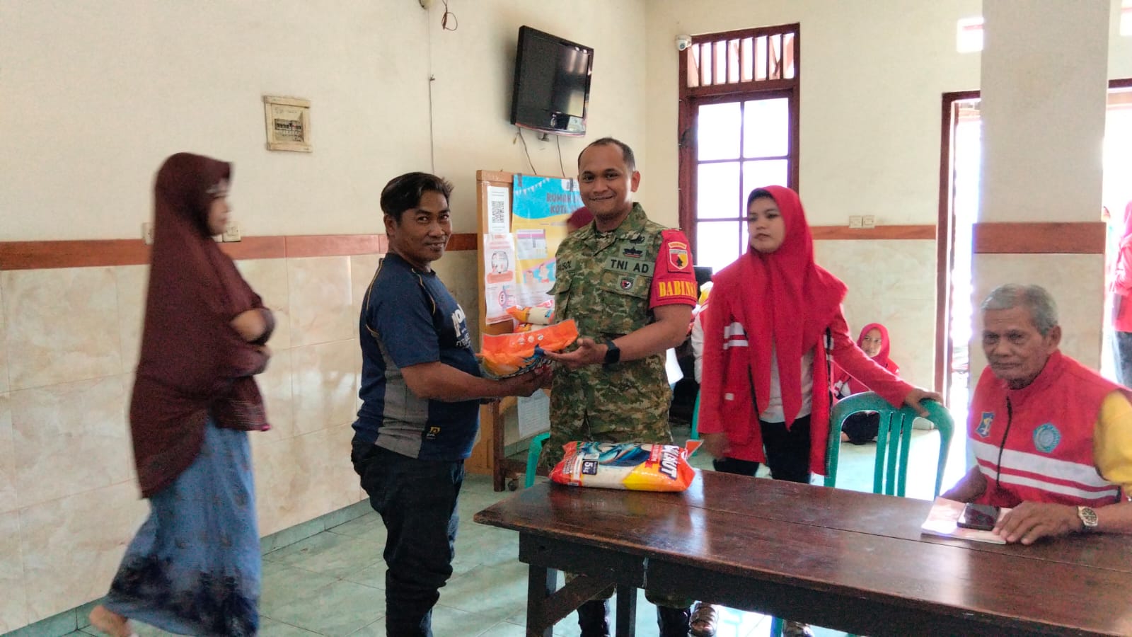 Babinsa Rungkut Bersama Warga