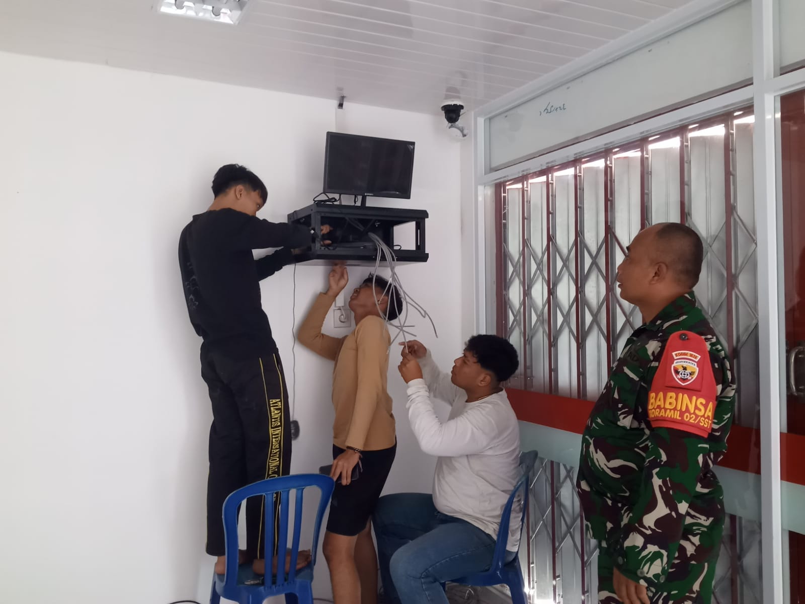 BABINSA DESA SULAHAN DAMPINGI PEMASANGAN CCTV DAN ROUTER