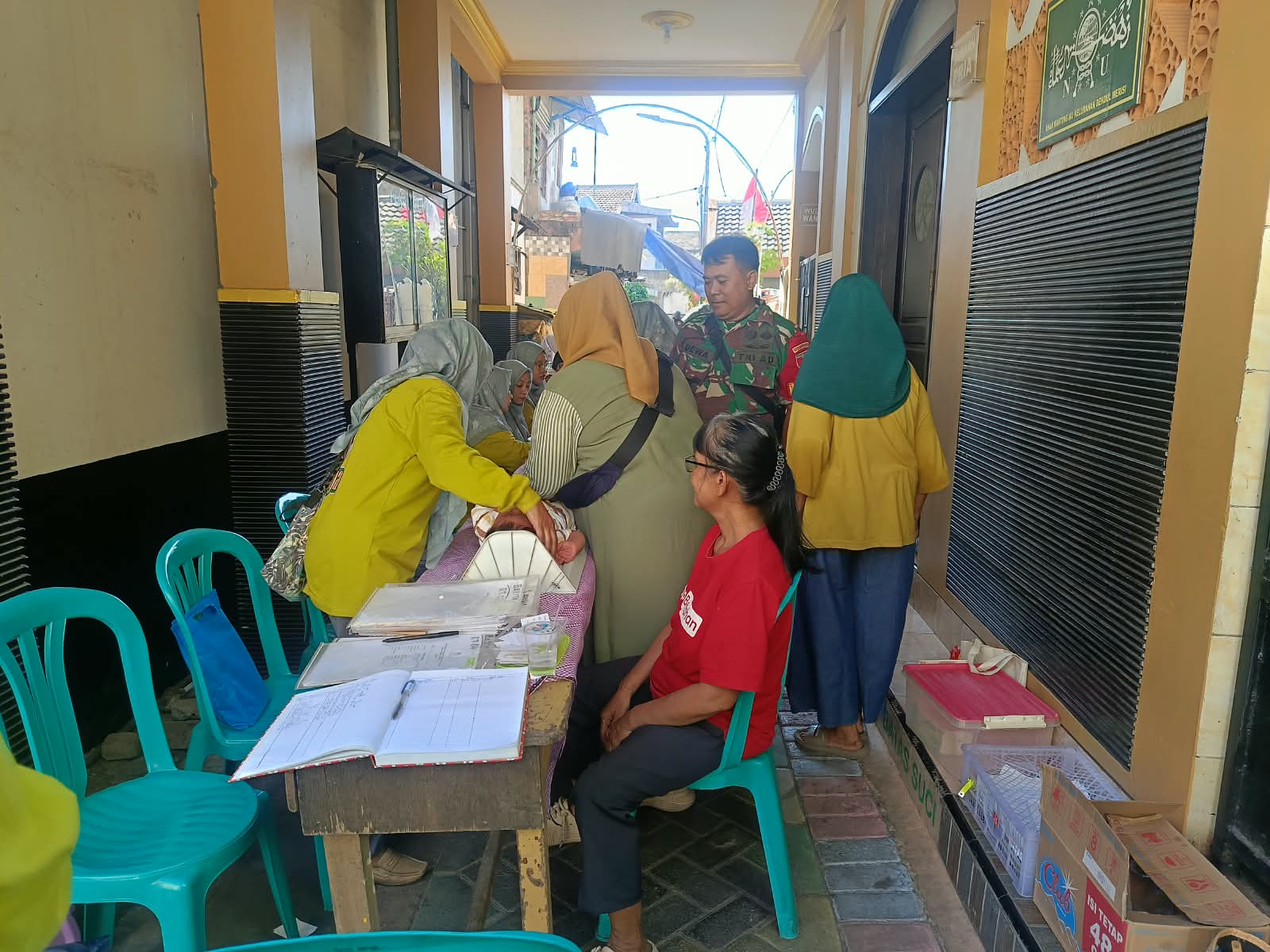 Babinsa Wonocolo Dampingi Posyandu