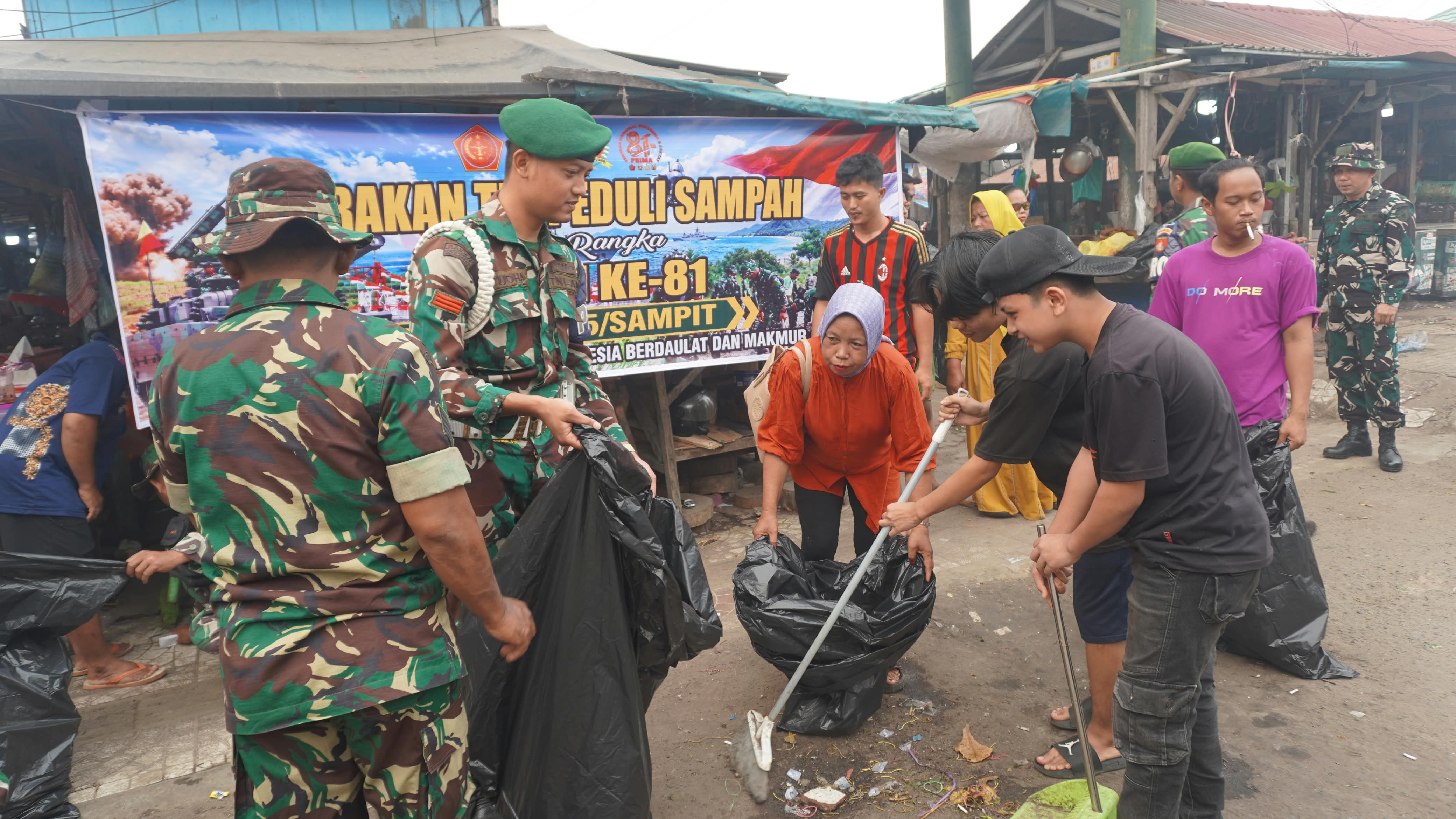 Laksanakan Gerakan TNI Peduli Sampah