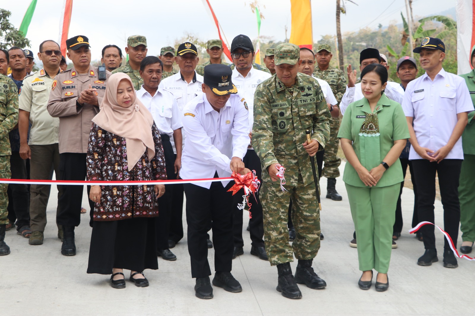 Karya Bakti TNI Berhasil Bangun Jalan