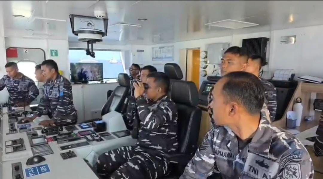 TNI AL KERAHKAN KRI DAN PESUD BANTU EVAKUASI
