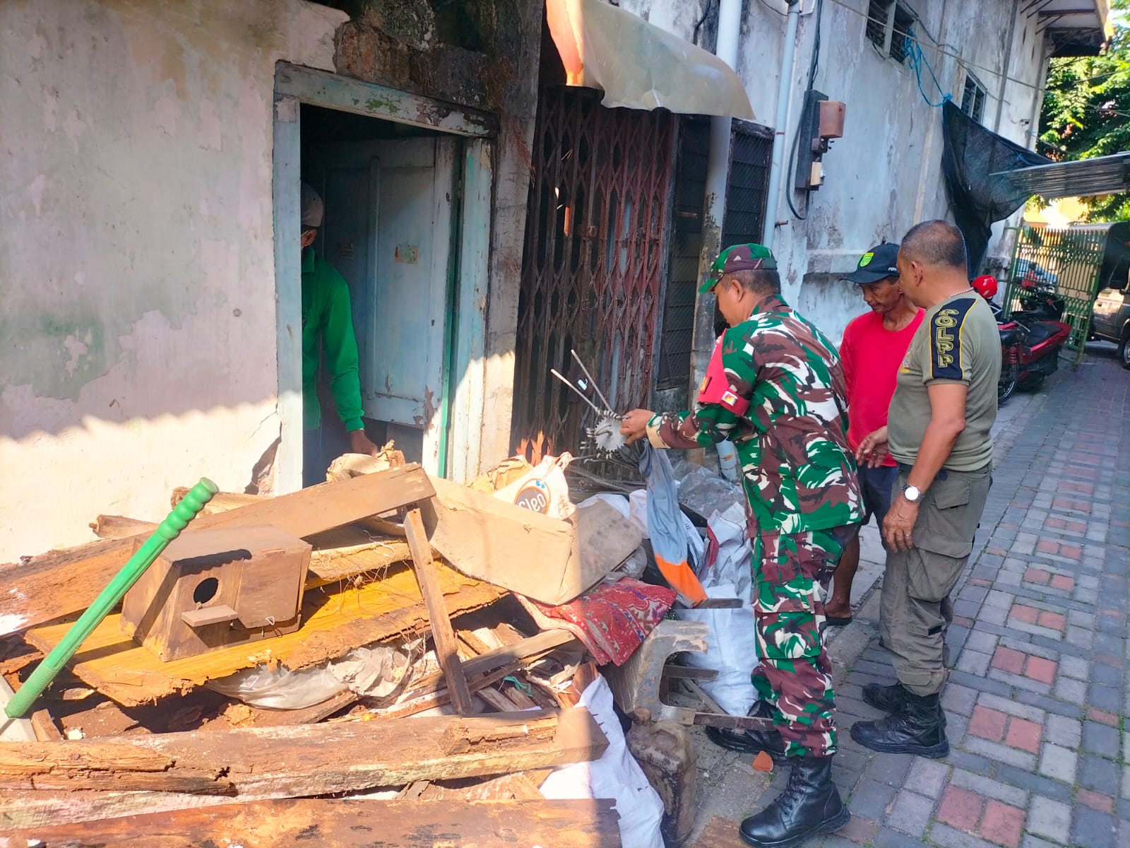 Babinsa Koramil Bubutan Bersama Warga
