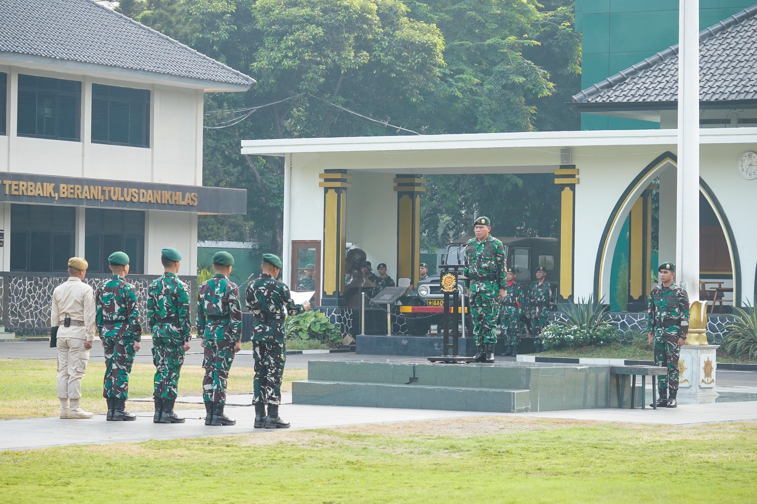 Irkostrad Pimpin Upacara 17-an,