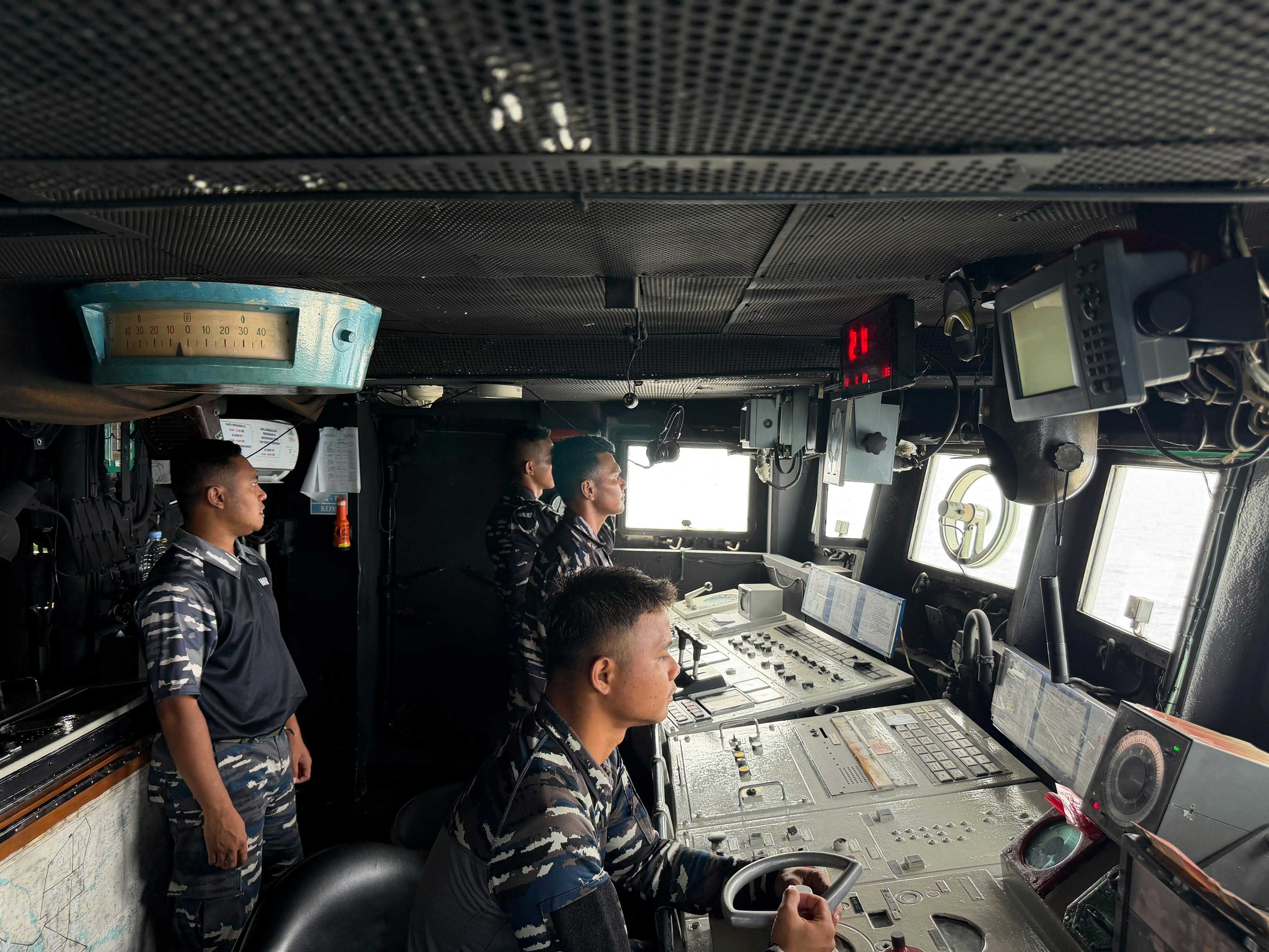 KRI SILAS PAPARE-386 LAKSANAKAN OPERASI