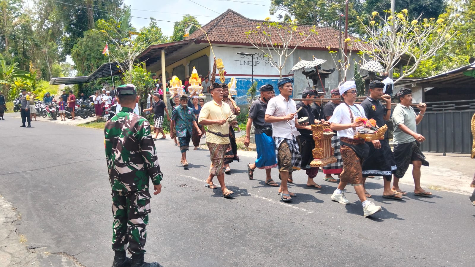Amankan Upacara Ngaben Di Banjar Adat Penglumbaran