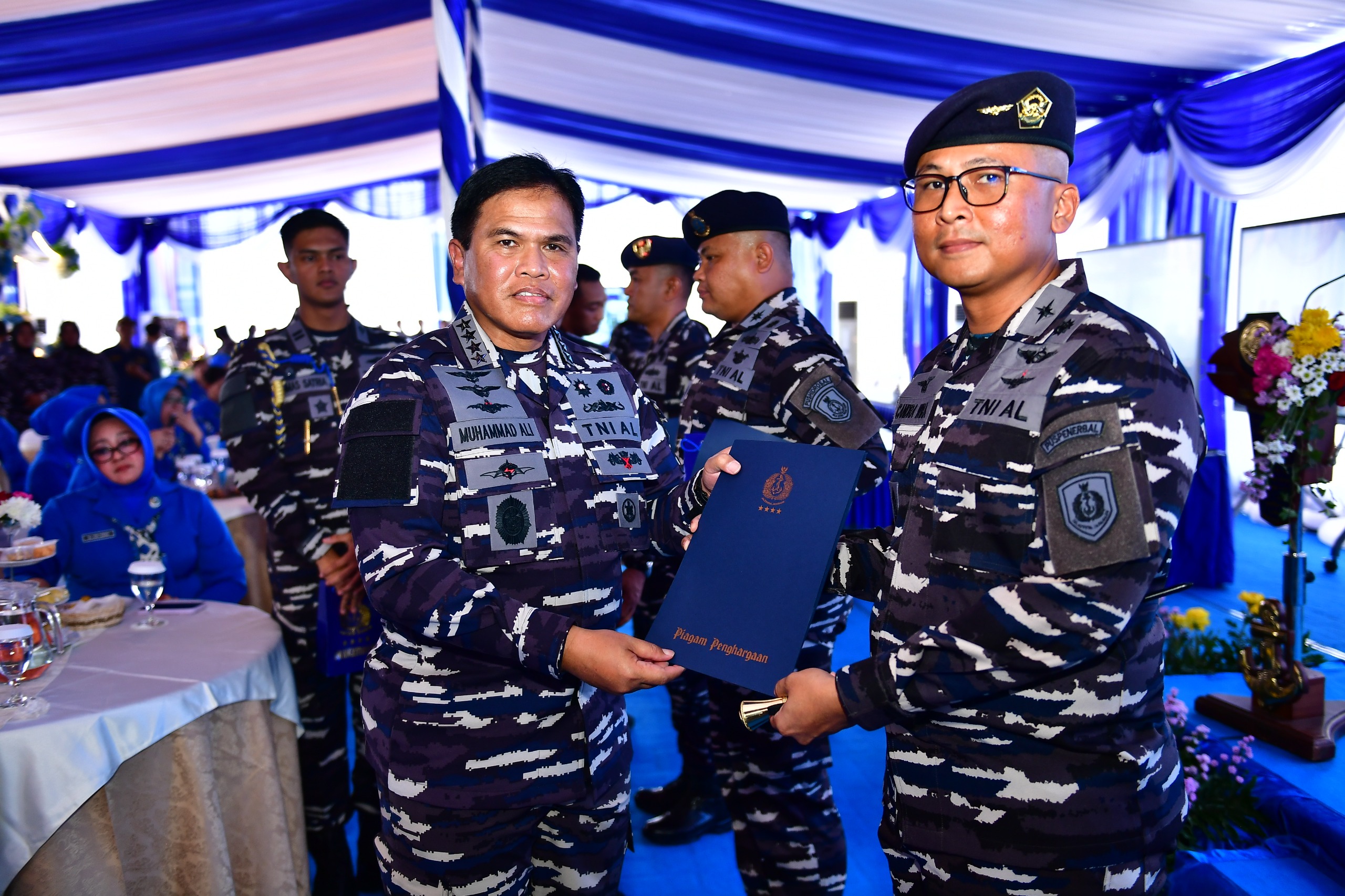 KASAL BERIKAN PENGHARGAAN ATAS DEDIKASI PRAJURIT TNI AL