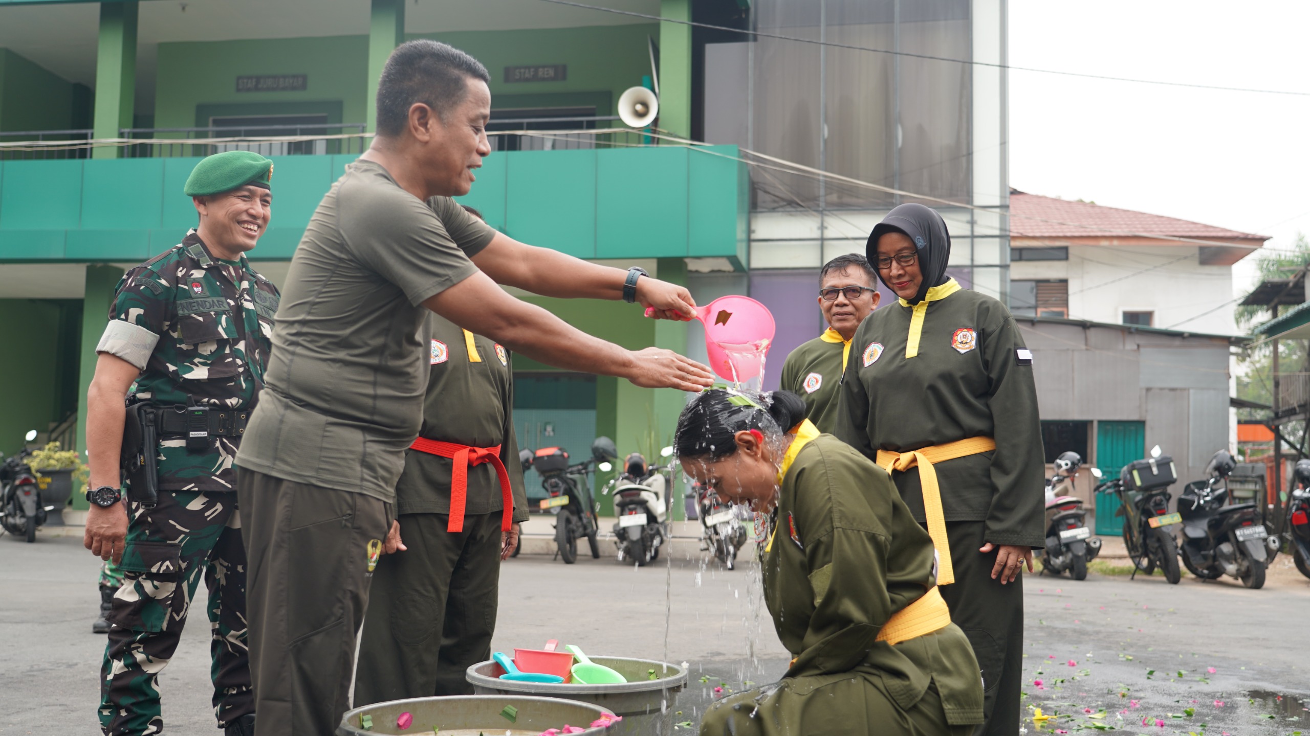 PRAJURIT KOREM 091/ASN KUKUHKAN SABUK KUNING