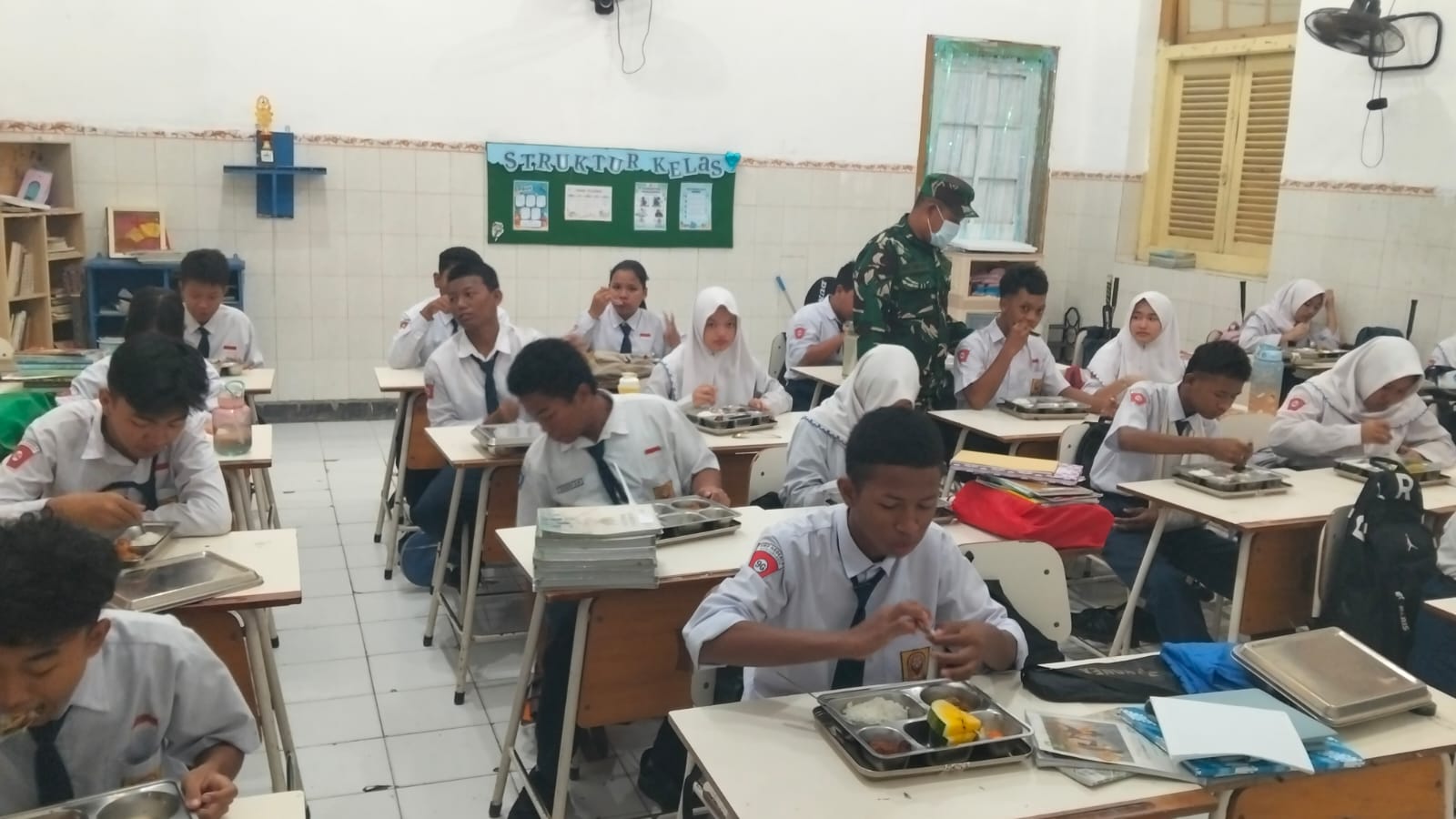 Babinsa Genteng Pastikan 1.881 Penerima Terlayani