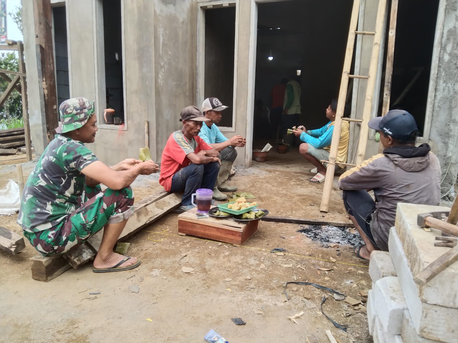 KEBERSAMAAN SATGAS TMMD Ke-130 DI TENGAH PEMBANGUNAN