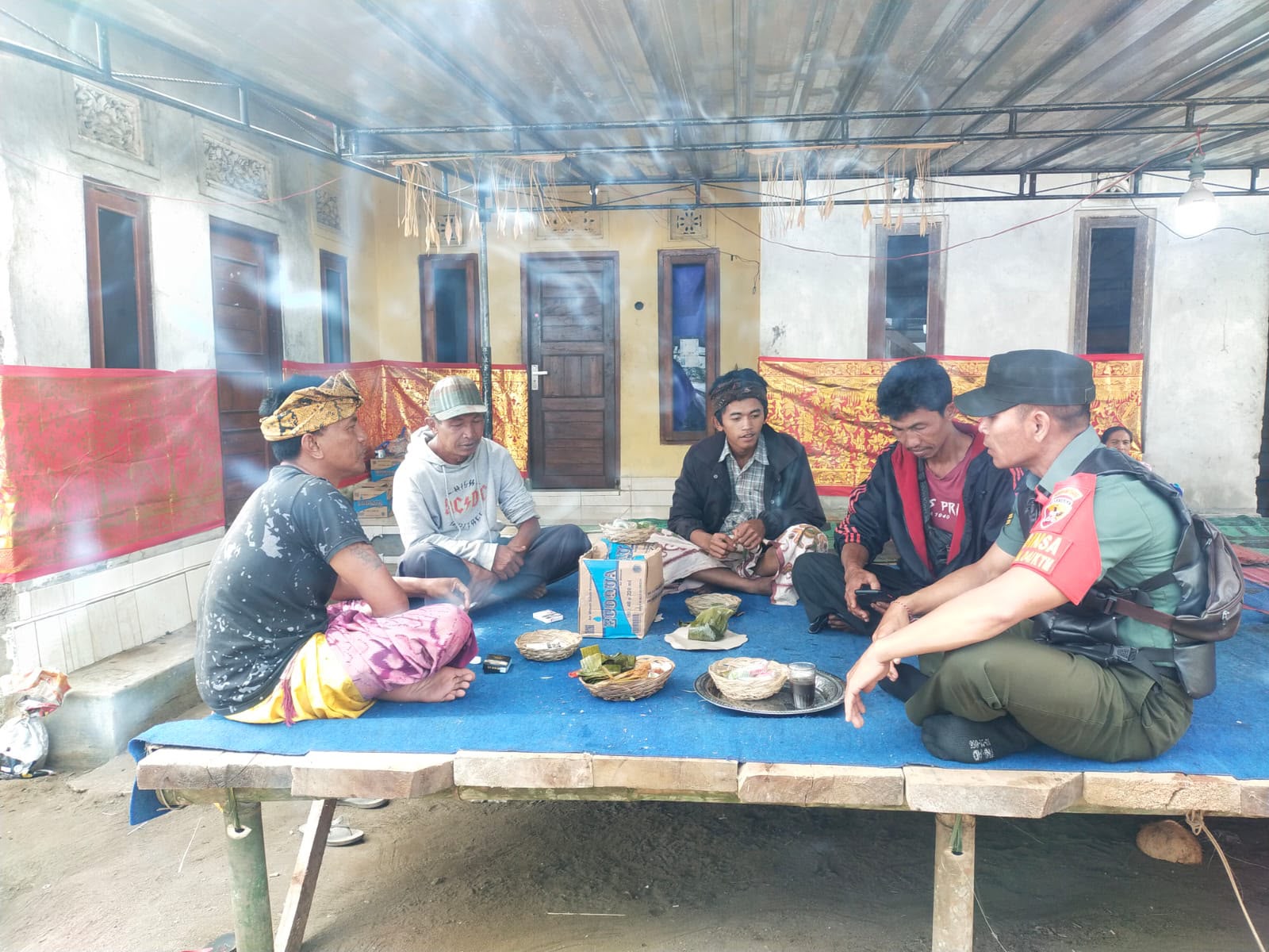BABINSA KAYUBIHI DEKATKAN DIRI DENGAN WARGA