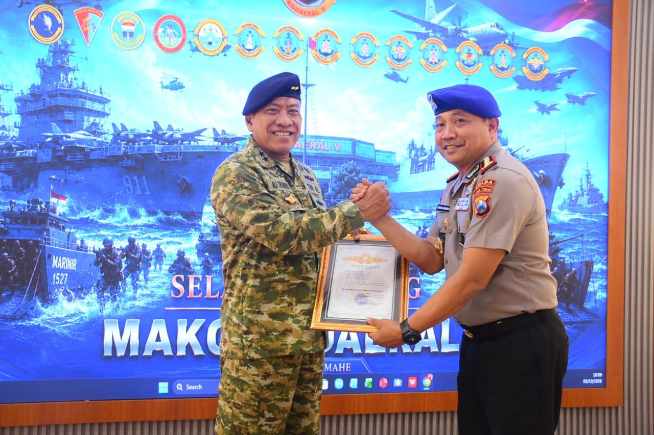 Dankodaeral V Terima Brevet Bhayangkara Bahari Kehormatan