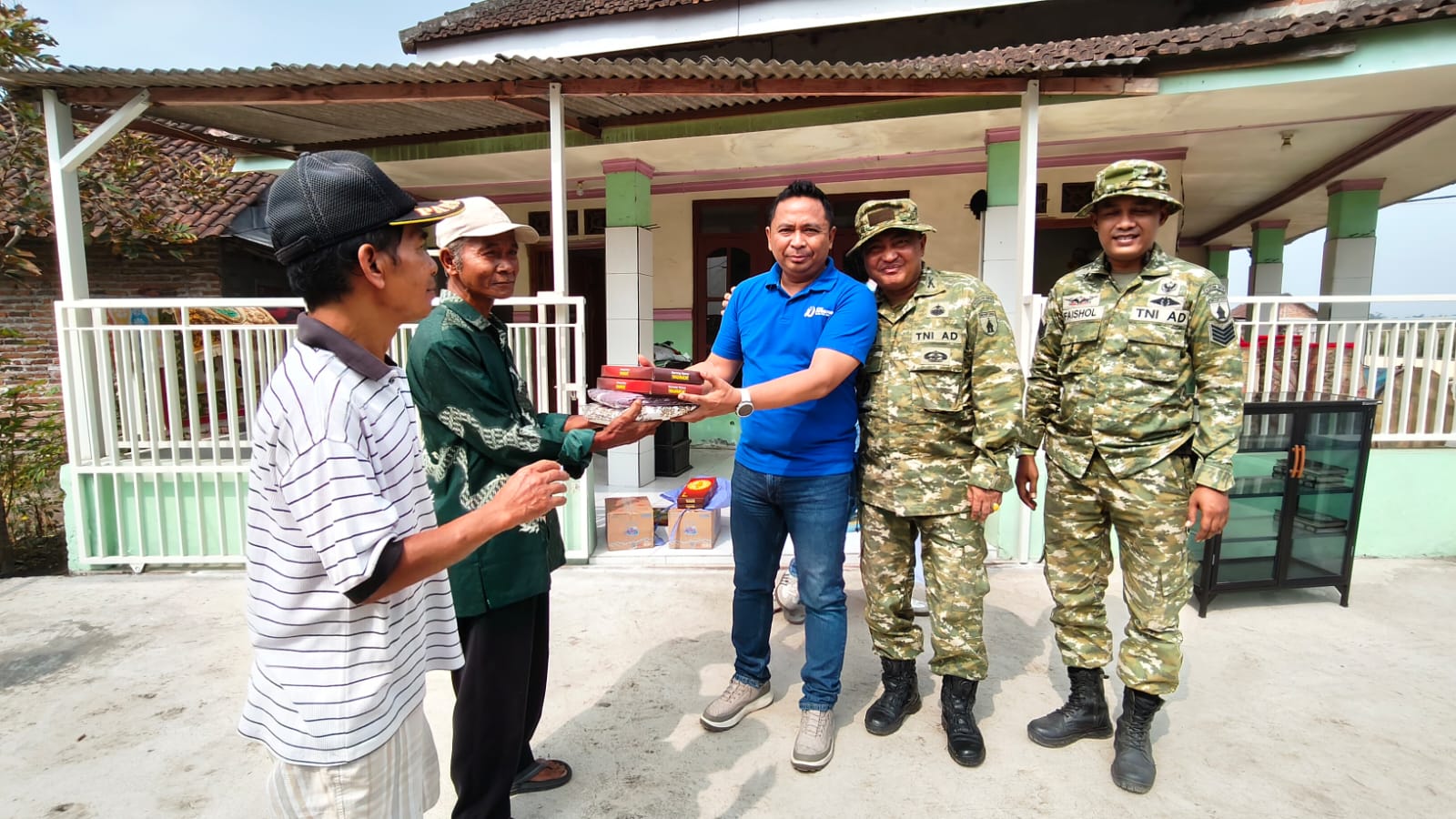 Bersihkan Mushola Dan Salurkan Bantuan