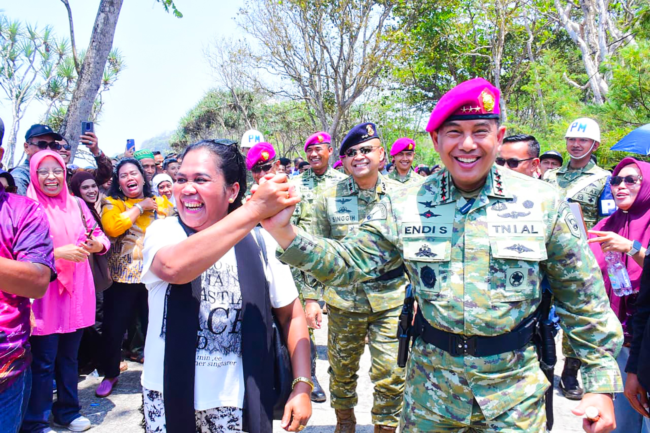 Orang Tua Prajurit Teriakkan Yel-Yel Khas Marinir Bersama Pangkormar
