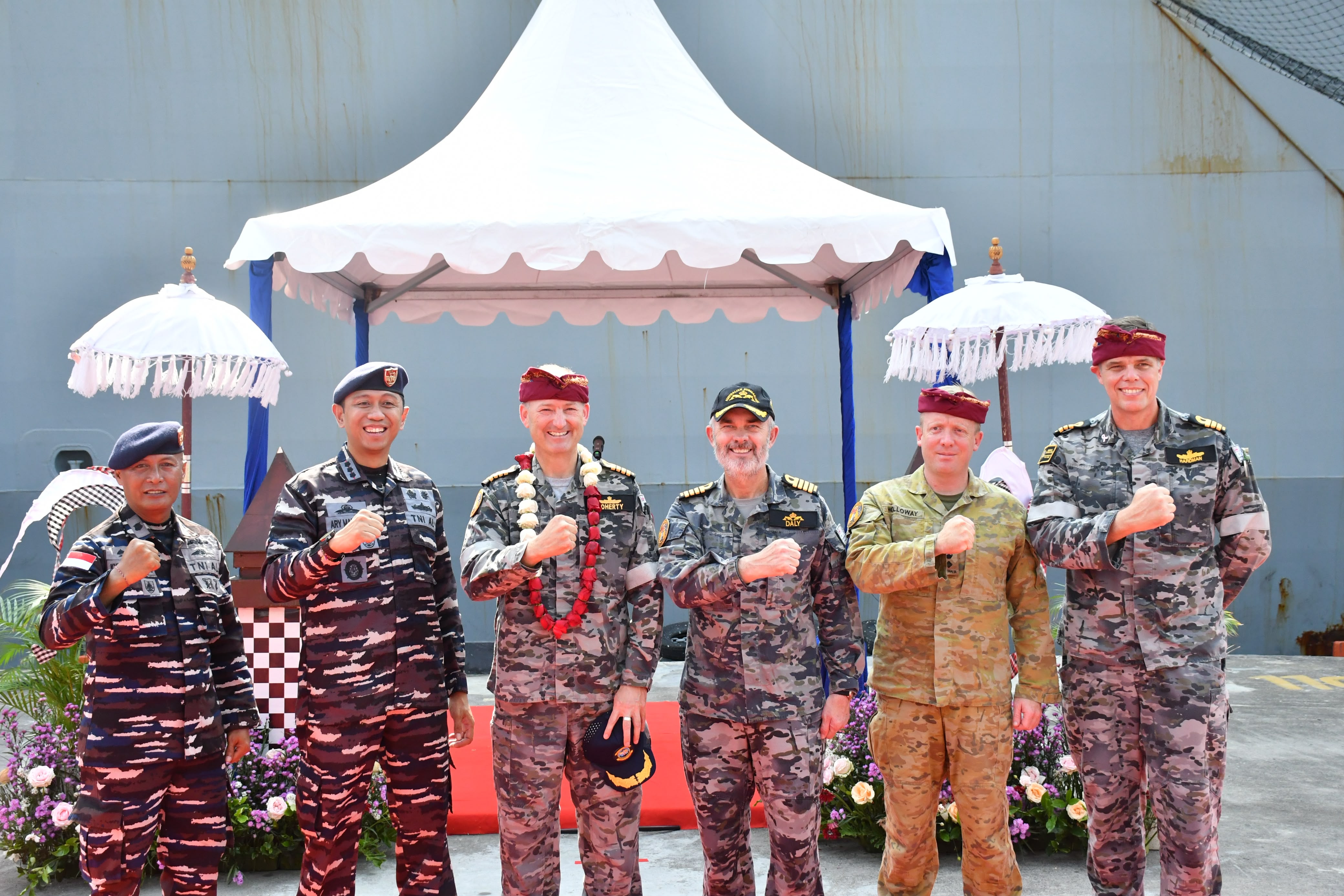 DANLANAL DENPASAR SAMBUT HMAS CHOULES L100