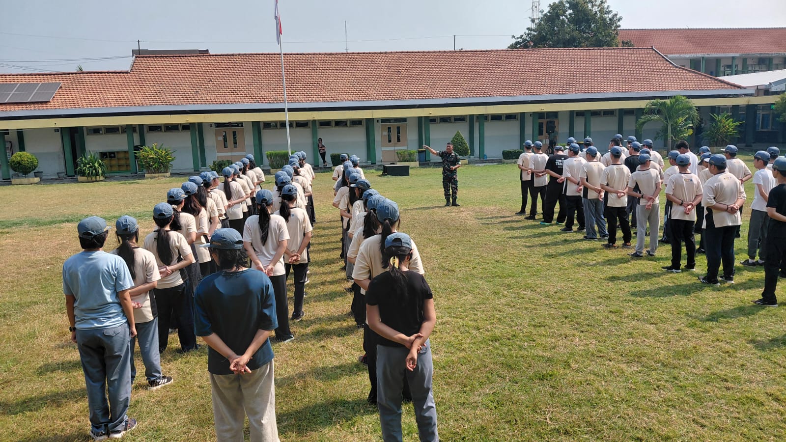 Babinsa Wonocolo Bekali Siswa Petra
