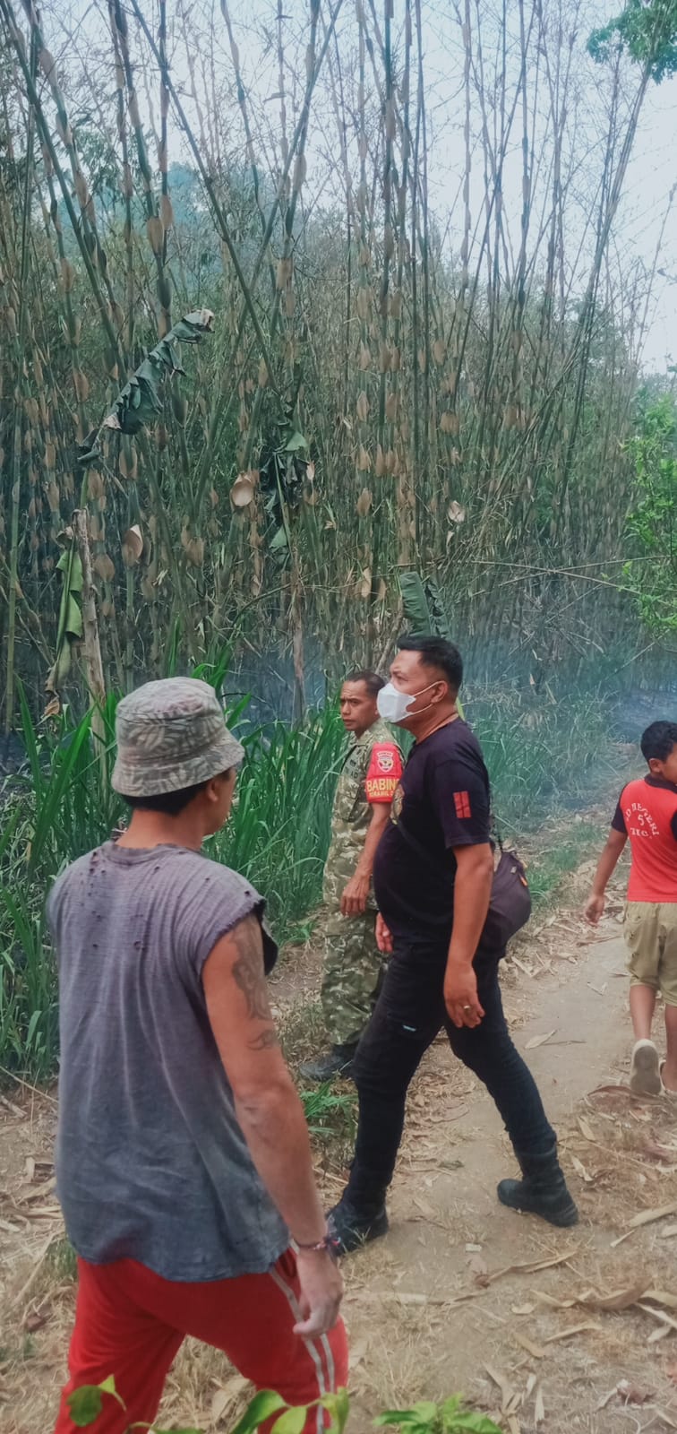 Babinsa Bersama Polsek Dan Damkar Lakukan Pemadaman