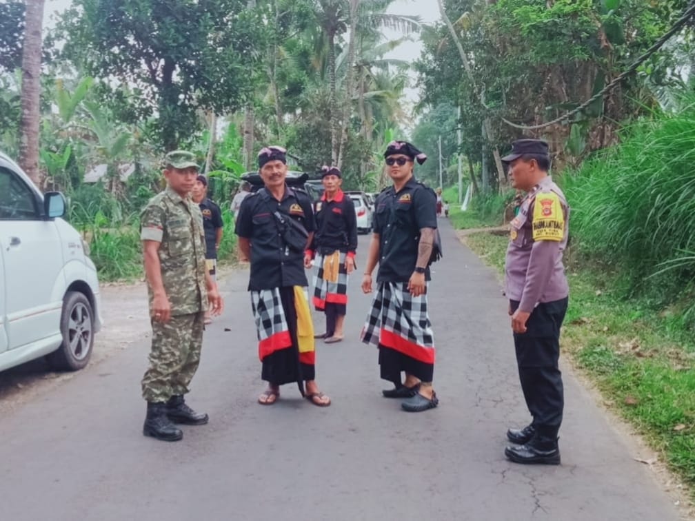 Babinsa Desa Tiga Laksanakan Pengamanan