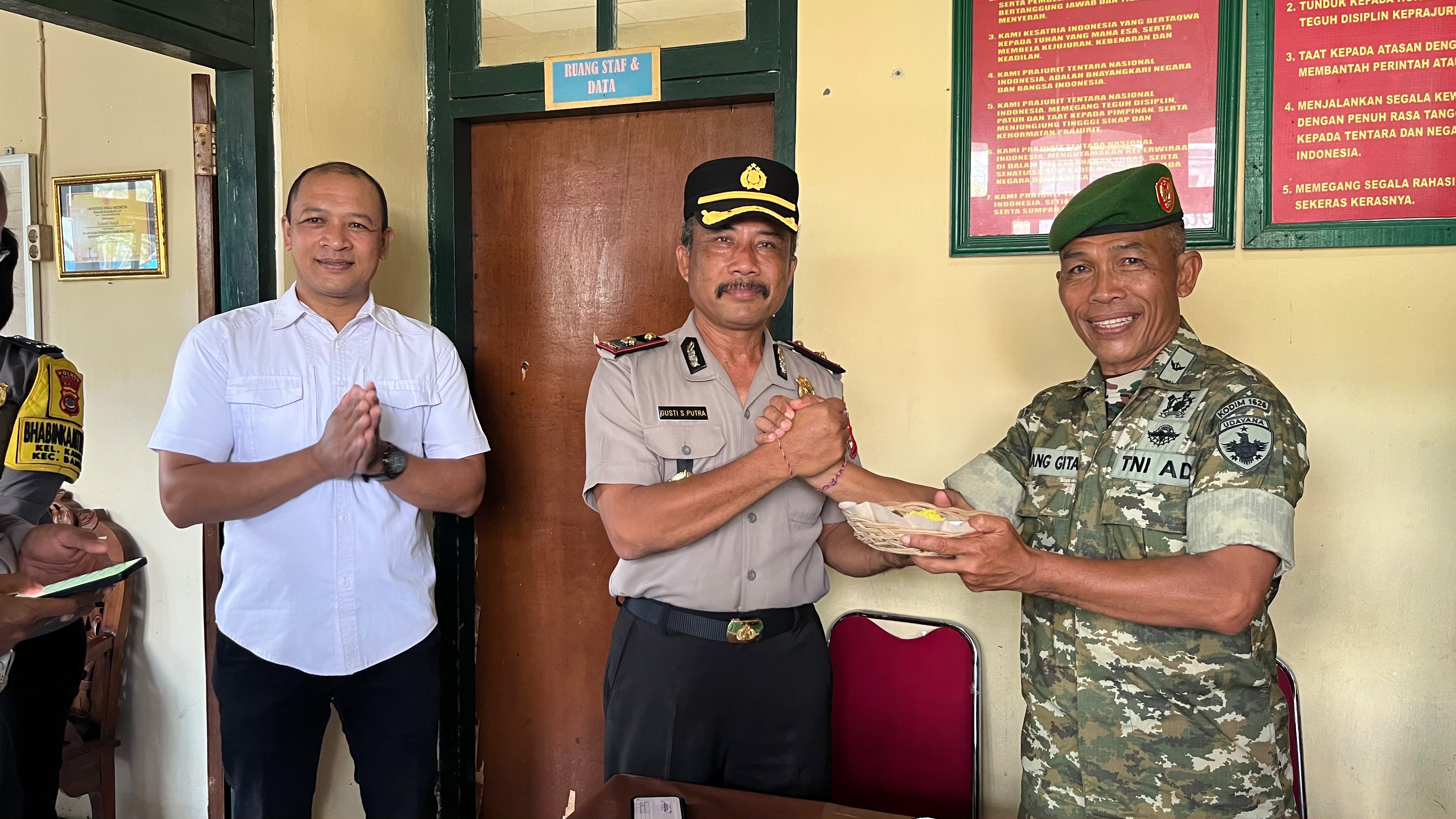 POLSEK BANGLI BERIKAN SURPRISE