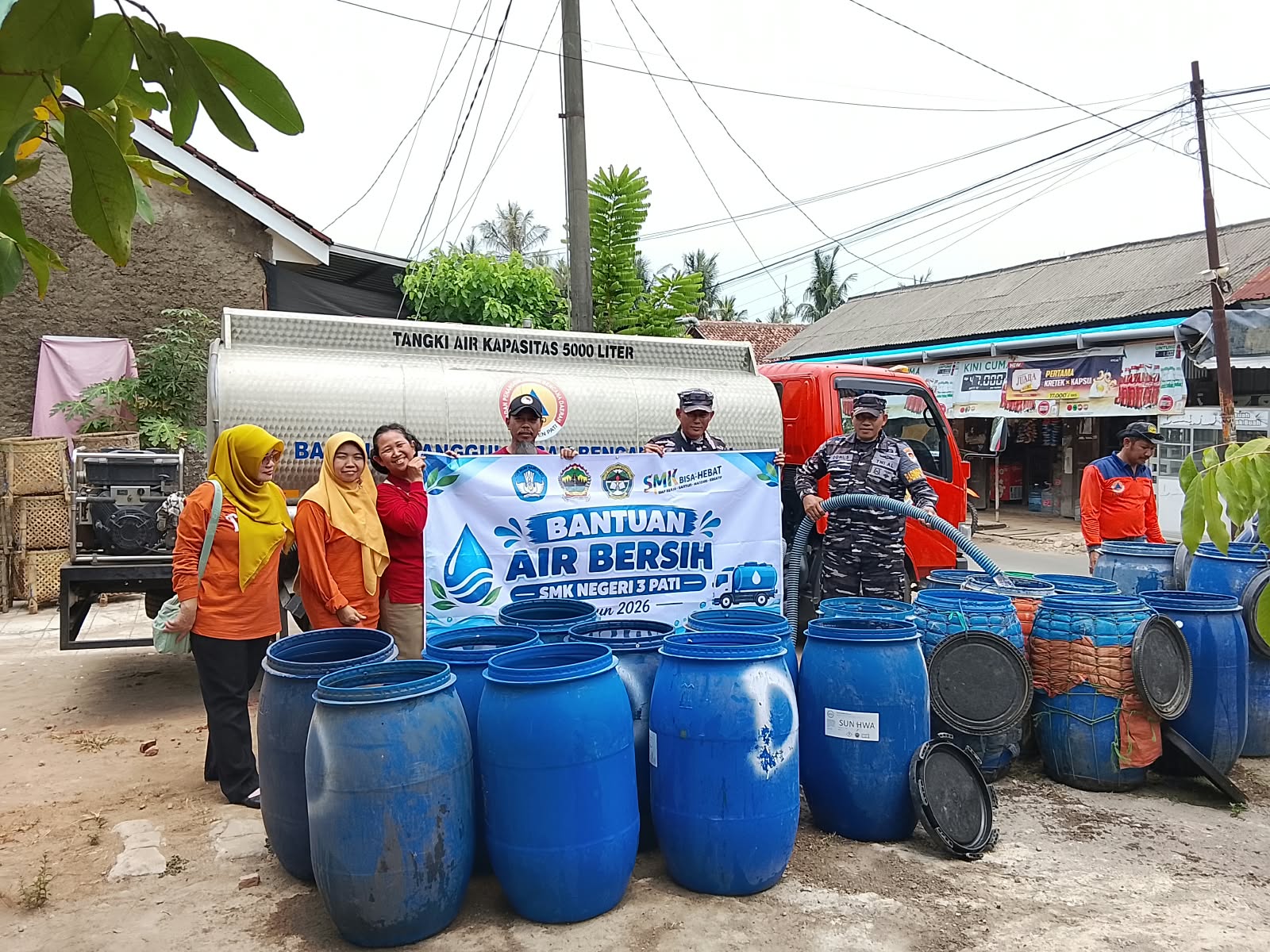 TNI AL BERSAMA INSTANSI TERKAIT SALURKAN 15.000 LITER