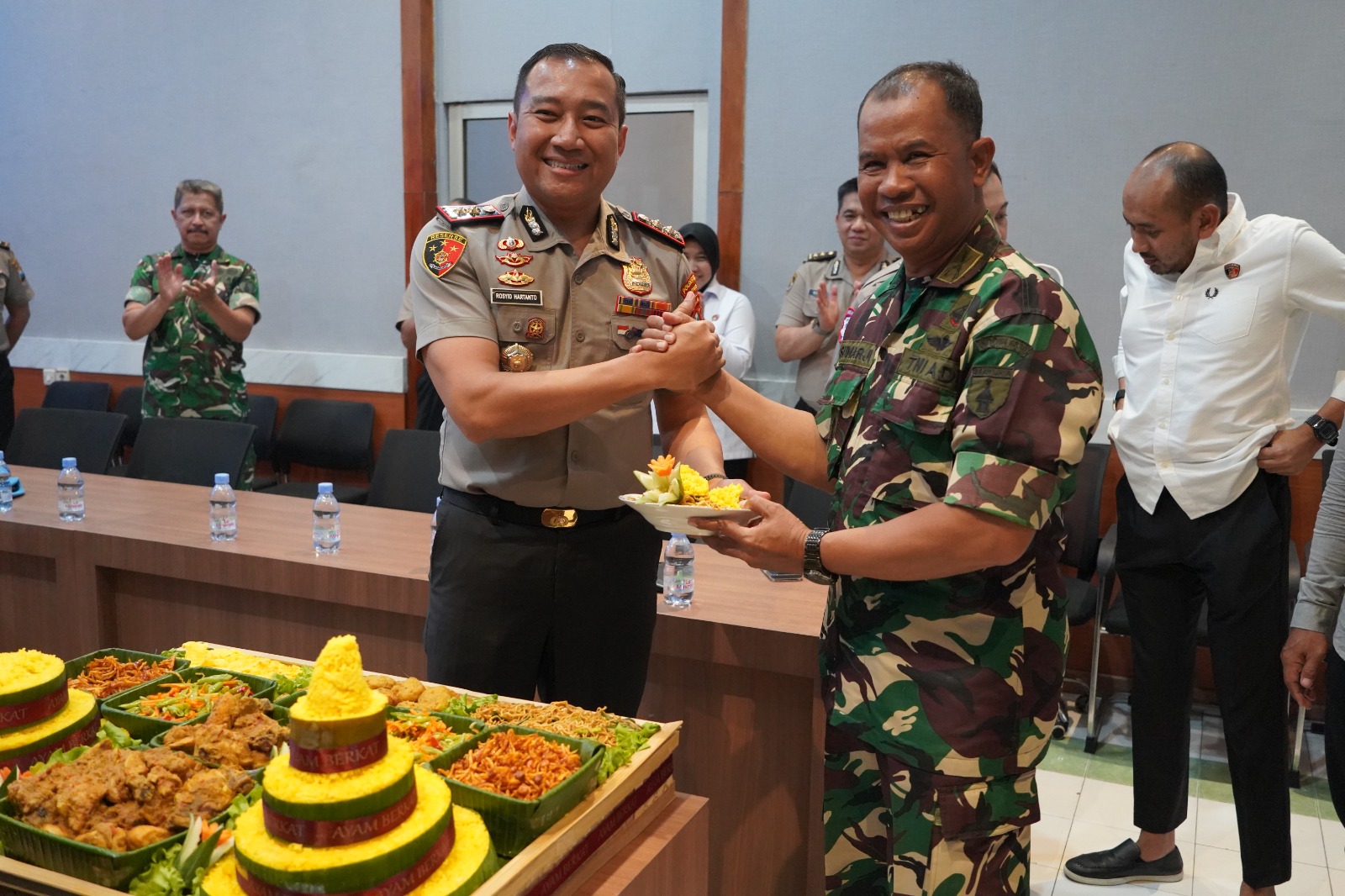 Personel Polrestabes Surabaya Sambangi Kodim Surabaya