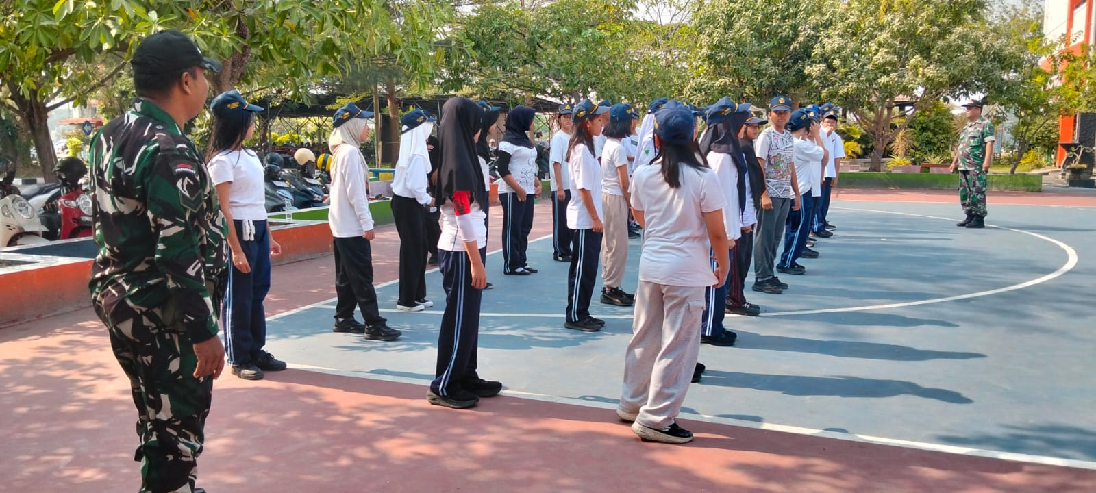 Babinsa Lakarsantri Latih PBB Siswa