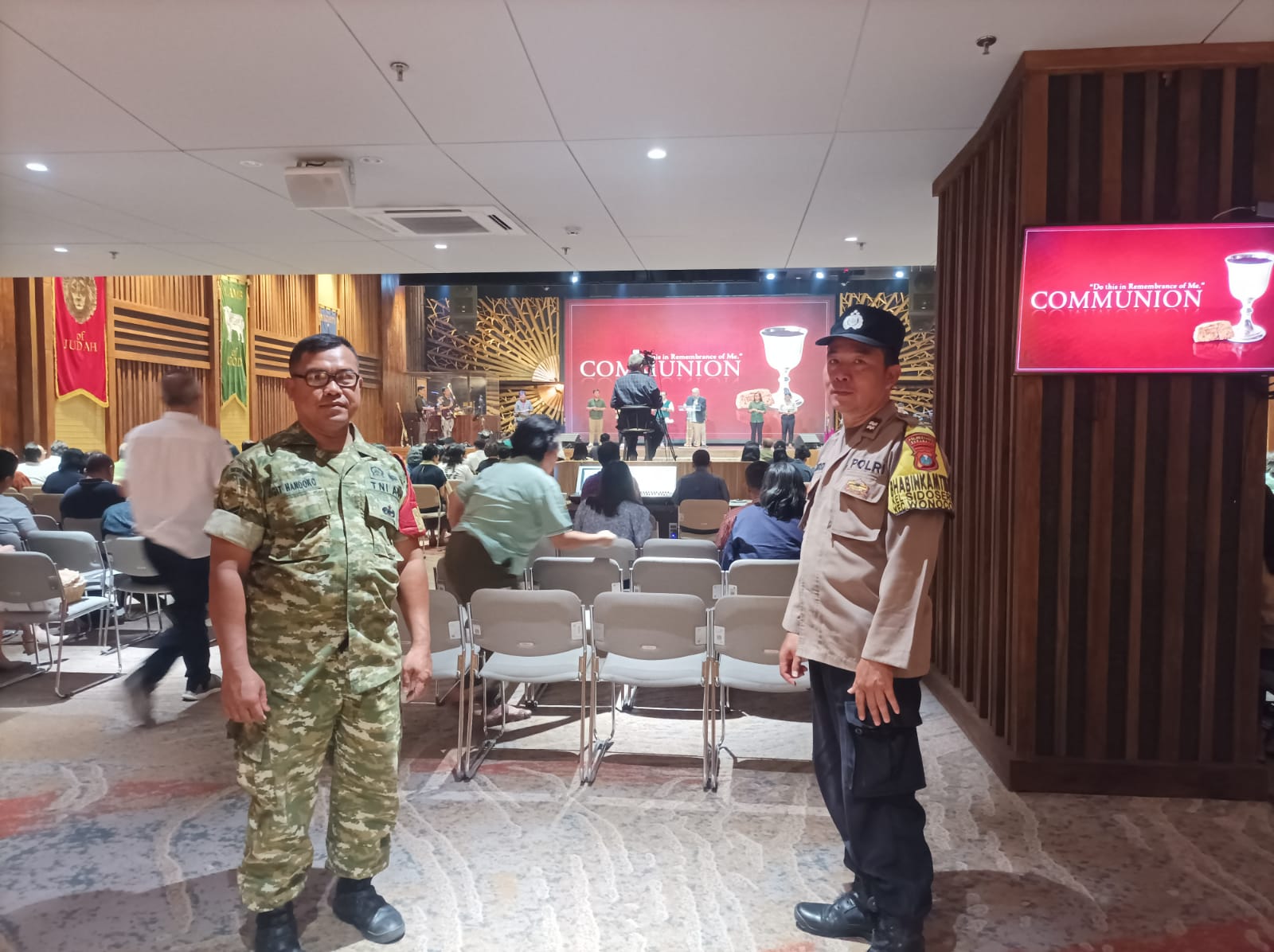 Babinsa Koramil Wonocolo Bersama Bhabinkamtibmas Amankan Ibadah