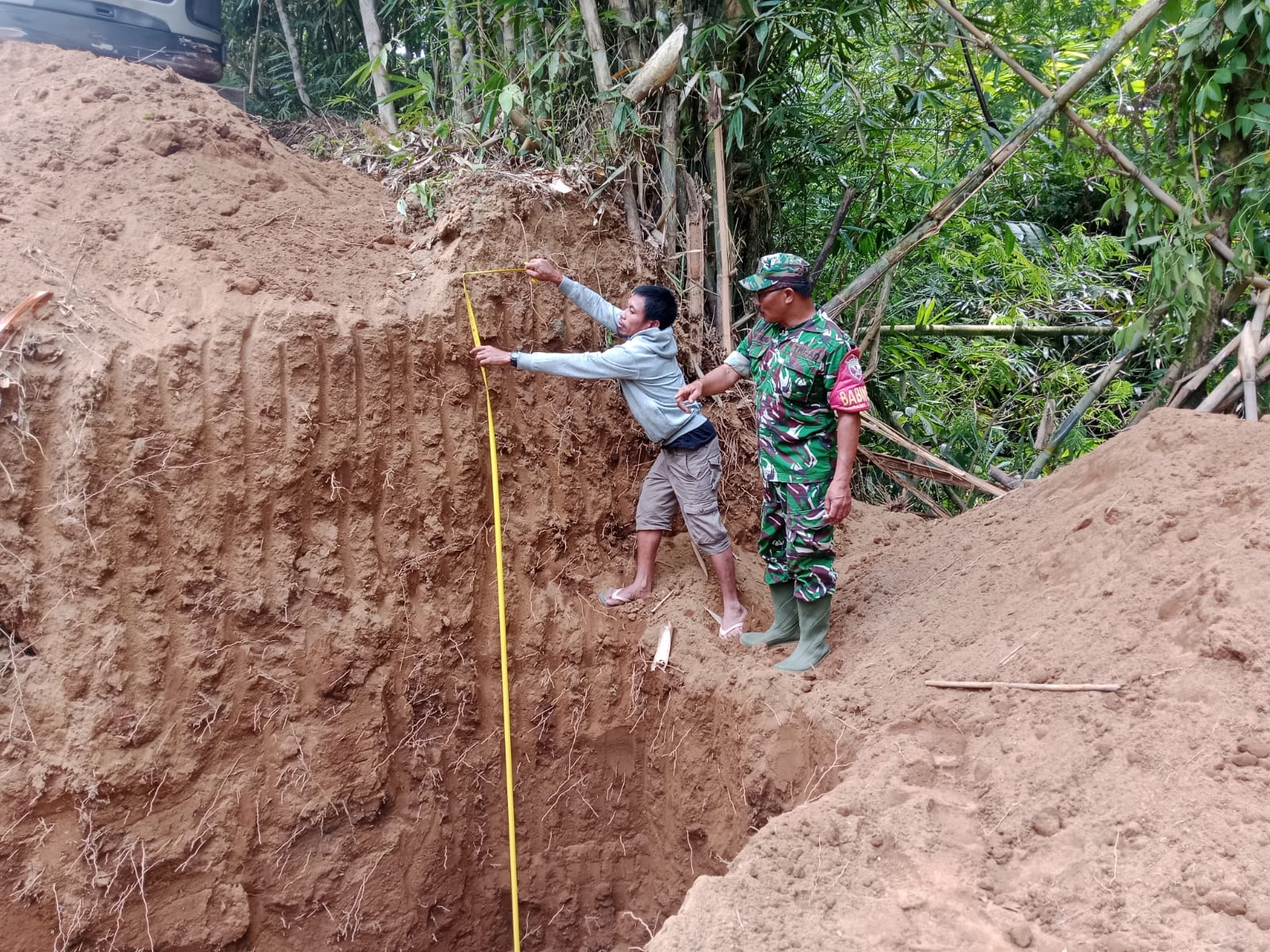 Babinsa Peninjoan Dampingi Penggalian