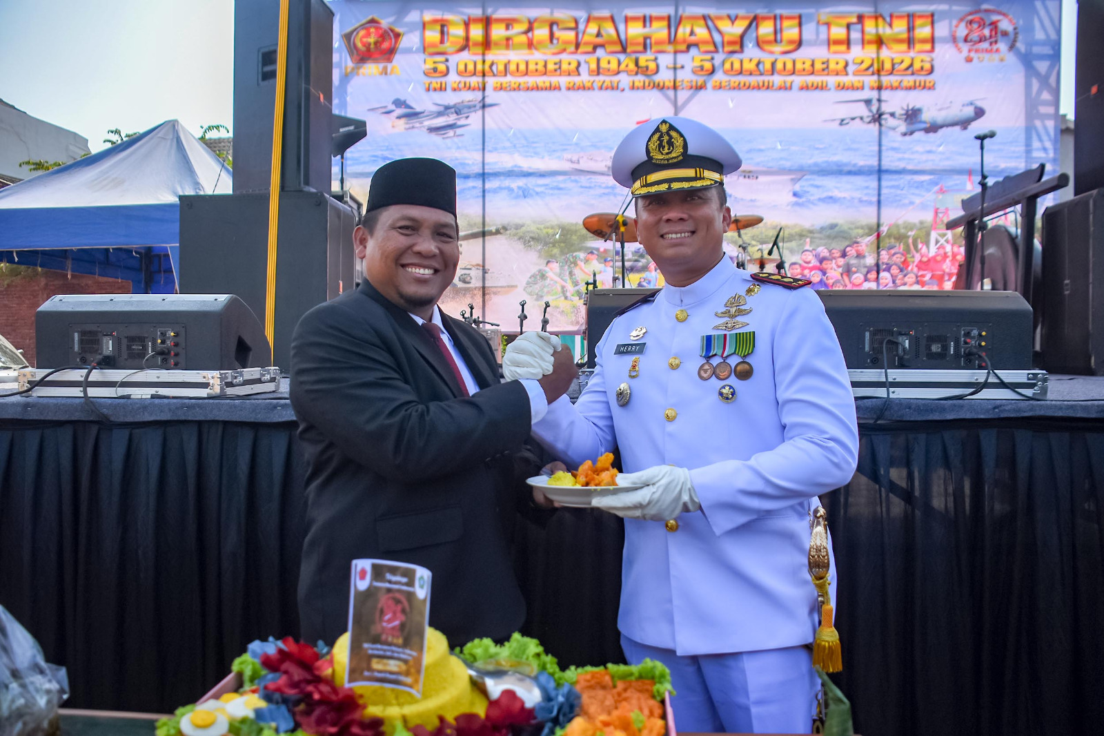 Wadan Brigif 2 Marinir Terima Tumpeng