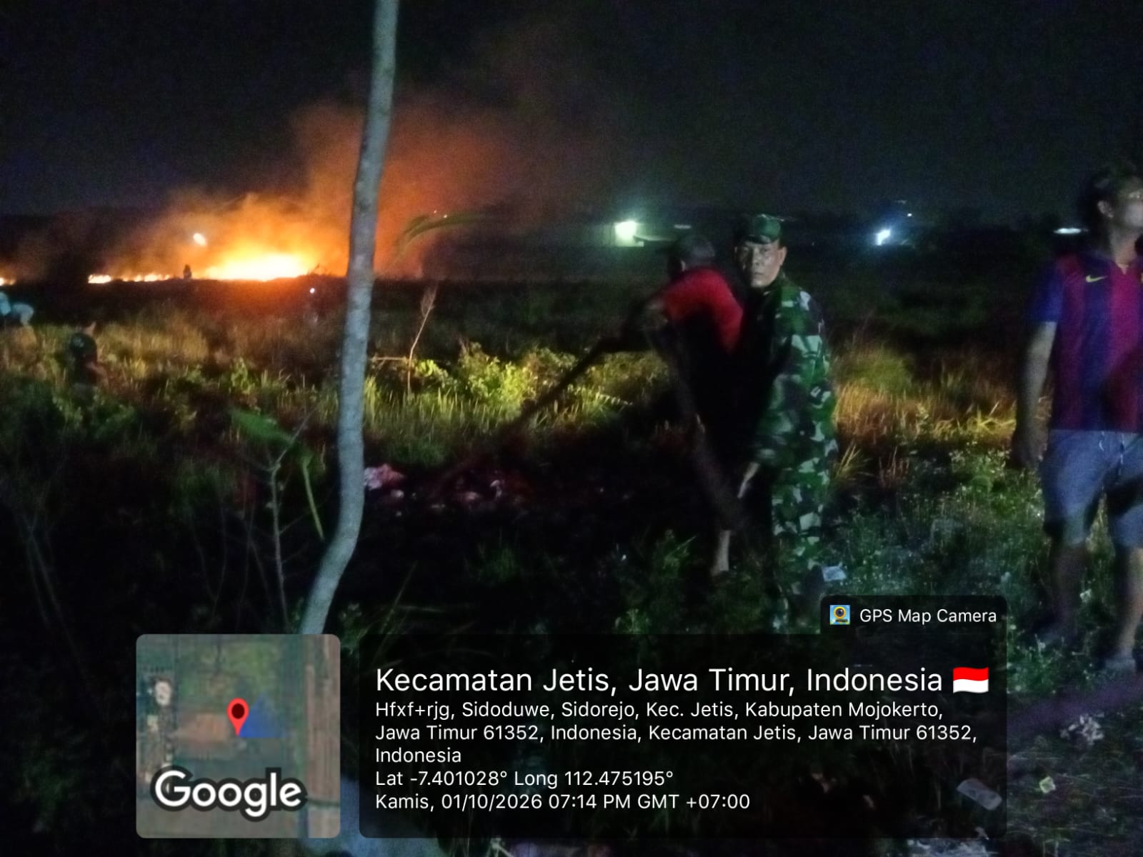 Koramil 0815/07 Jetis Bersama BPBD Padamkan Kebakaran