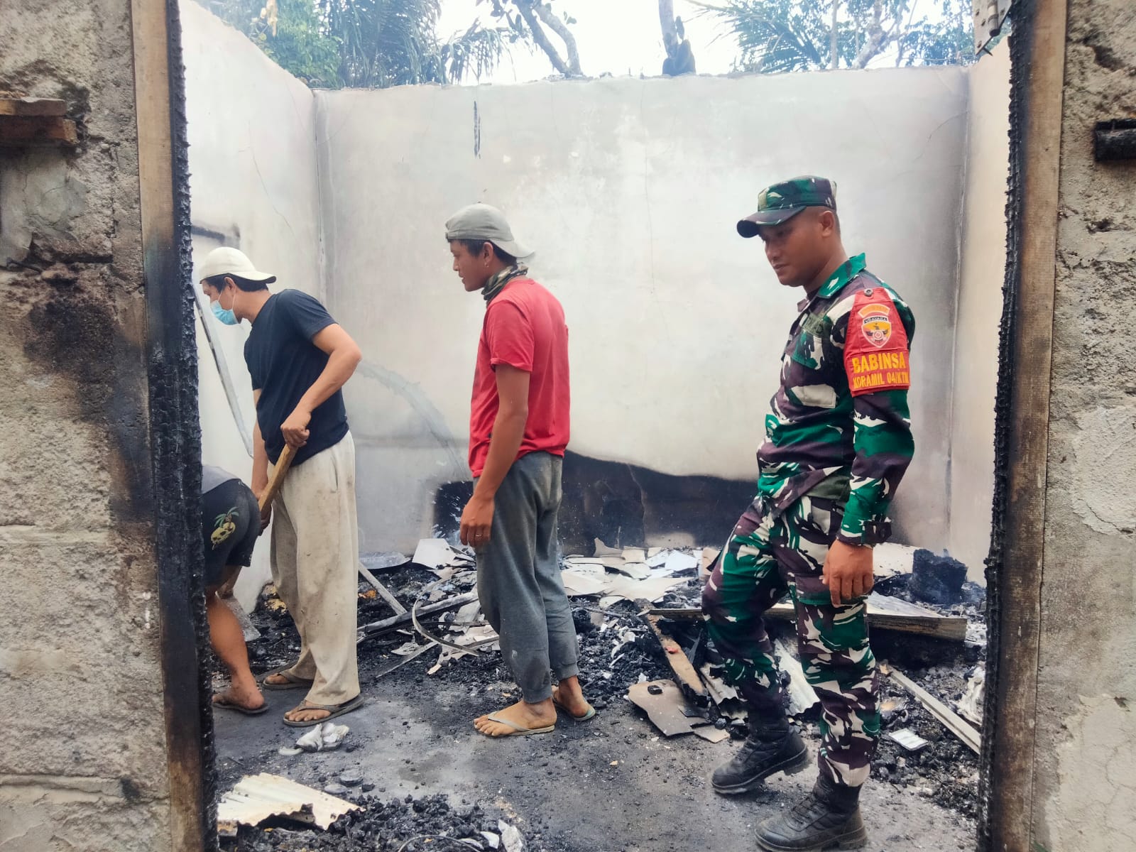 Babinsa Subaya Kopka Dewa Agung Purnamayasa Bantu Warga