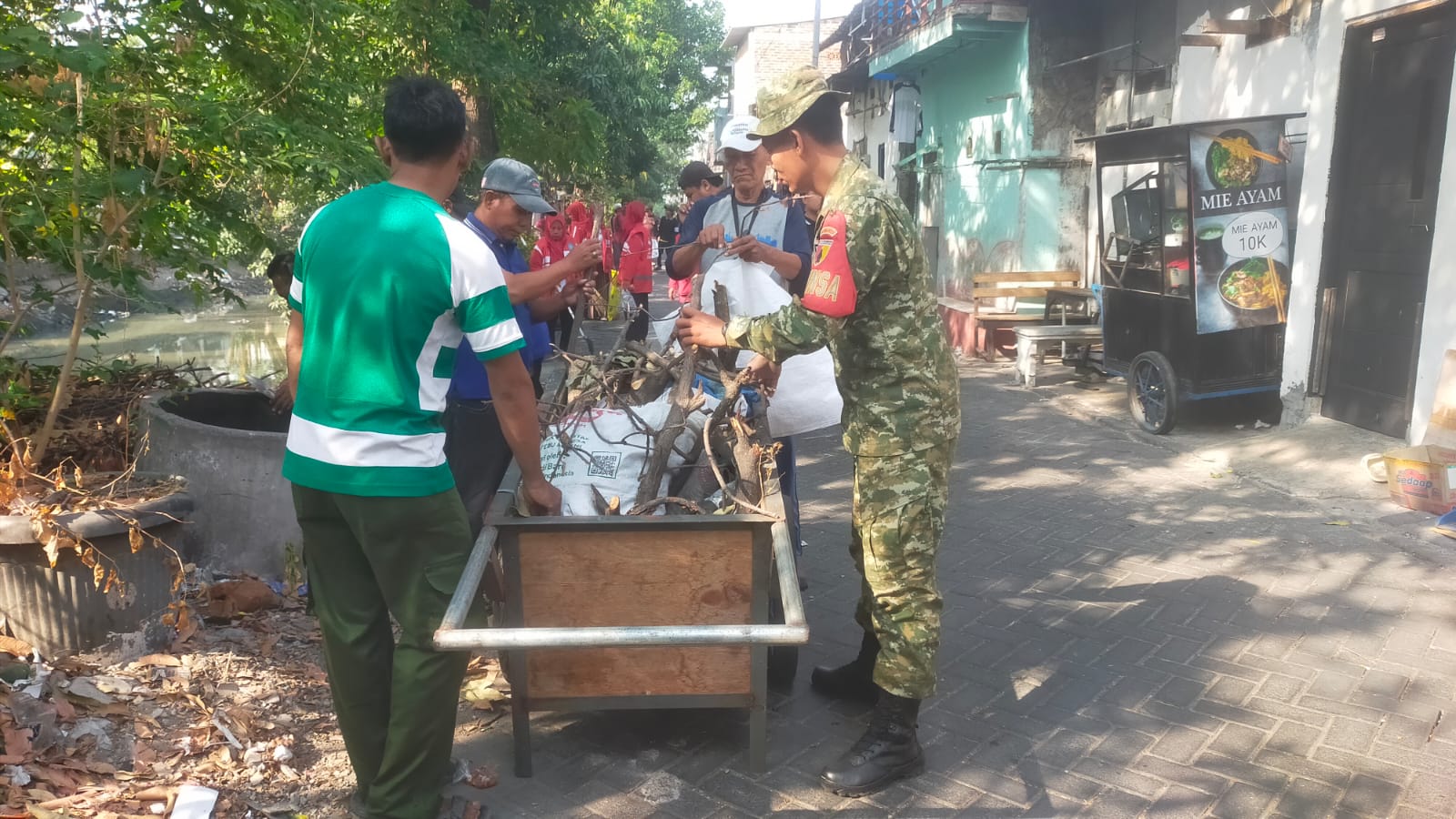Babinsa Simokerto  Bersama Warga Bersihkan Bantaran